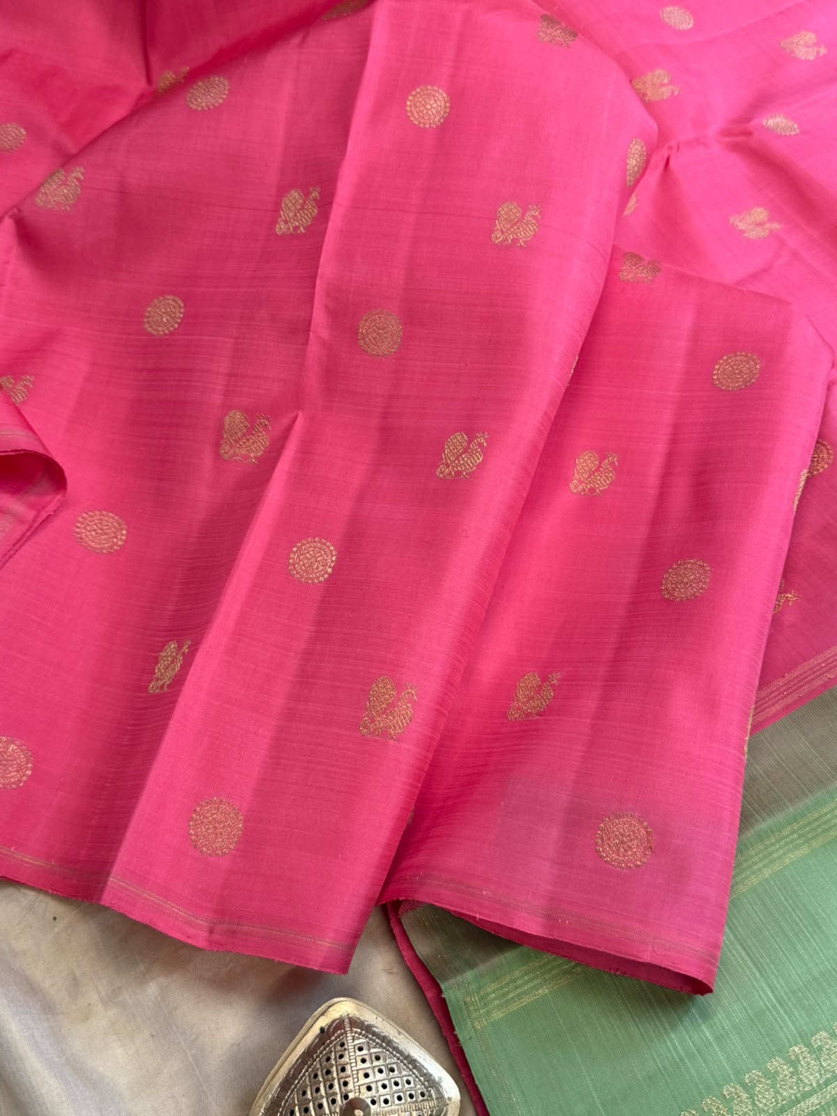 Pink and elakai green annam and chakram butta borderless/ Kanjipuram silk CL9970