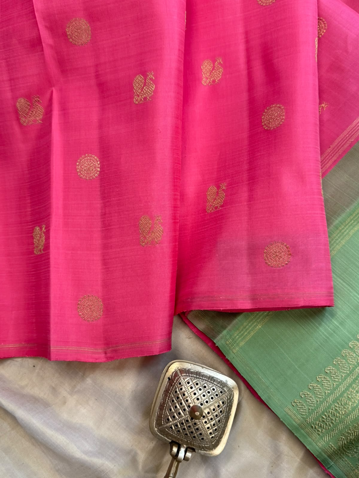 Pink and elakai green annam and chakram butta borderless/ Kanjipuram silk CL9970