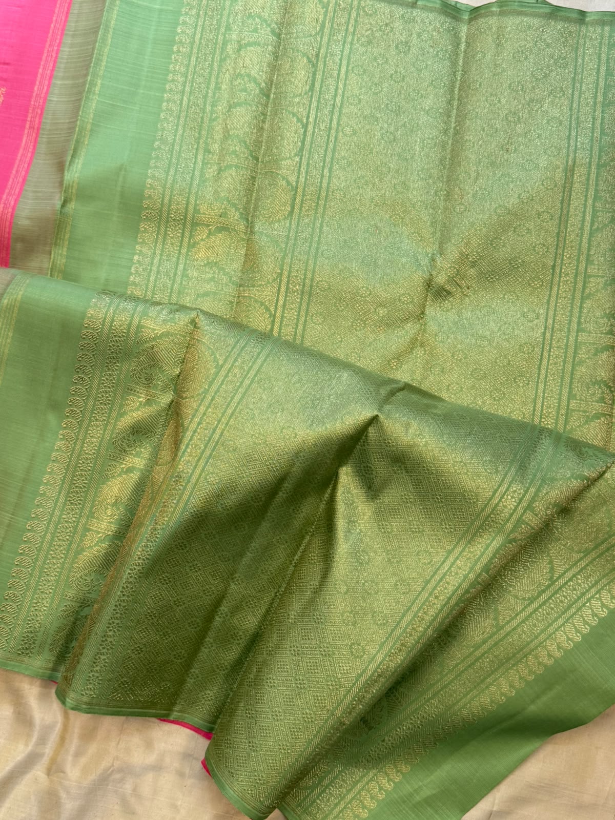 Pink and elakai green annam and chakram butta borderless/ Kanjipuram silk CL9970