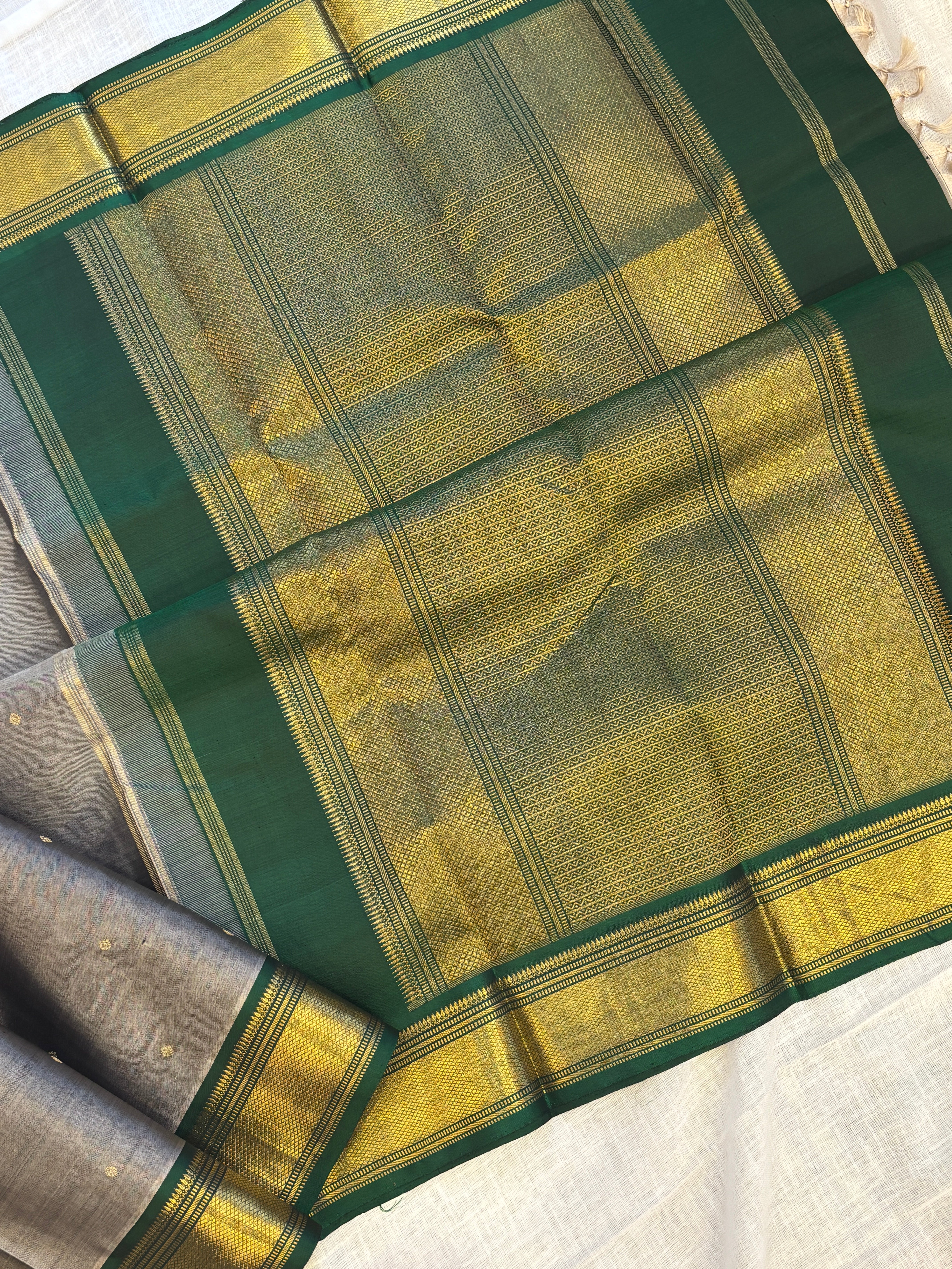 Grey and green kuyil kaan border/ kanjipuram silk