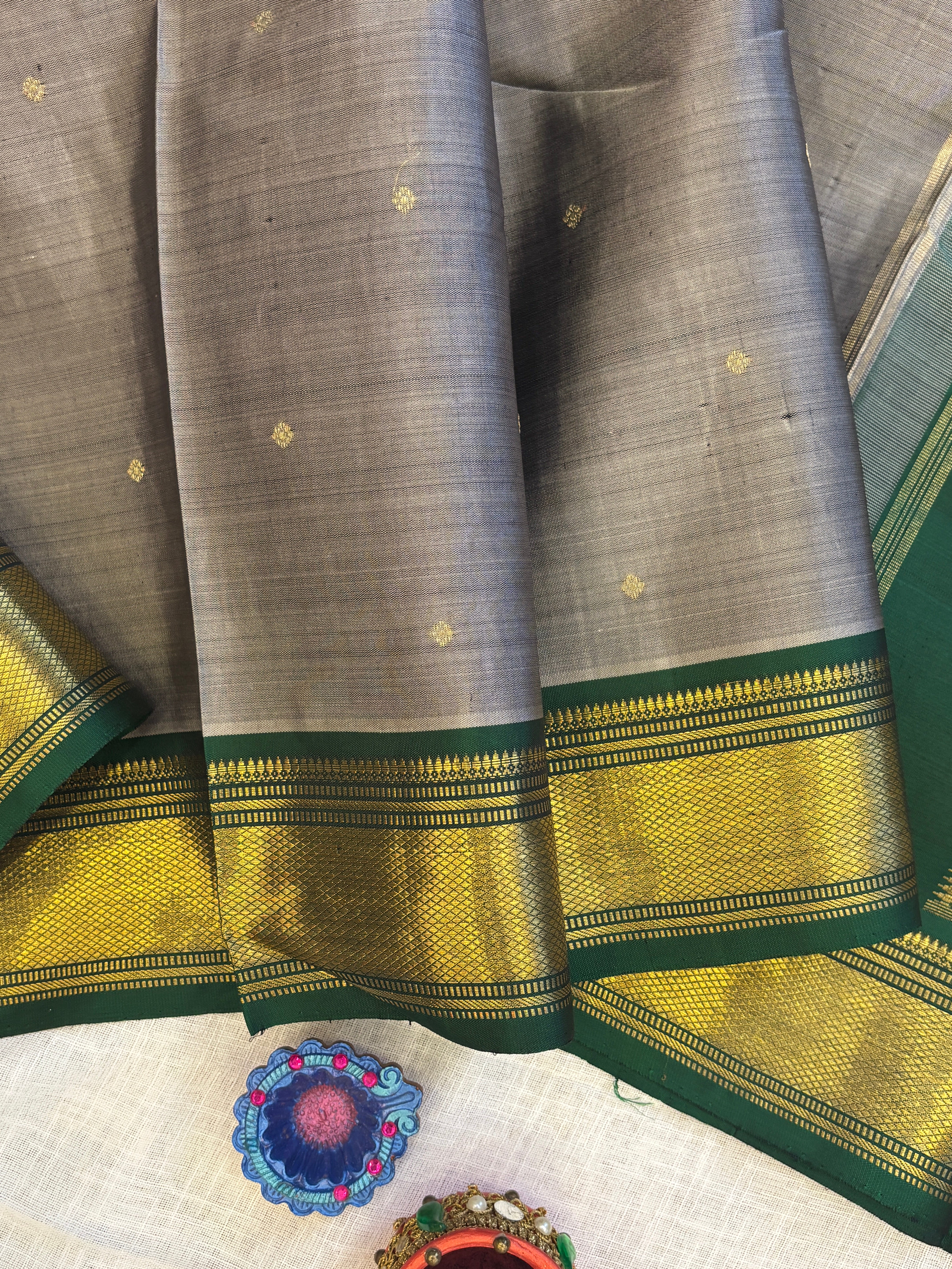 Grey and green kuyil kaan border/ kanjipuram silk