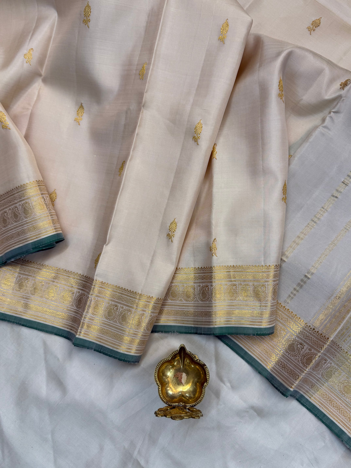 Aarani off white Zari Butta/kanjipuram silk saree clsa 12070