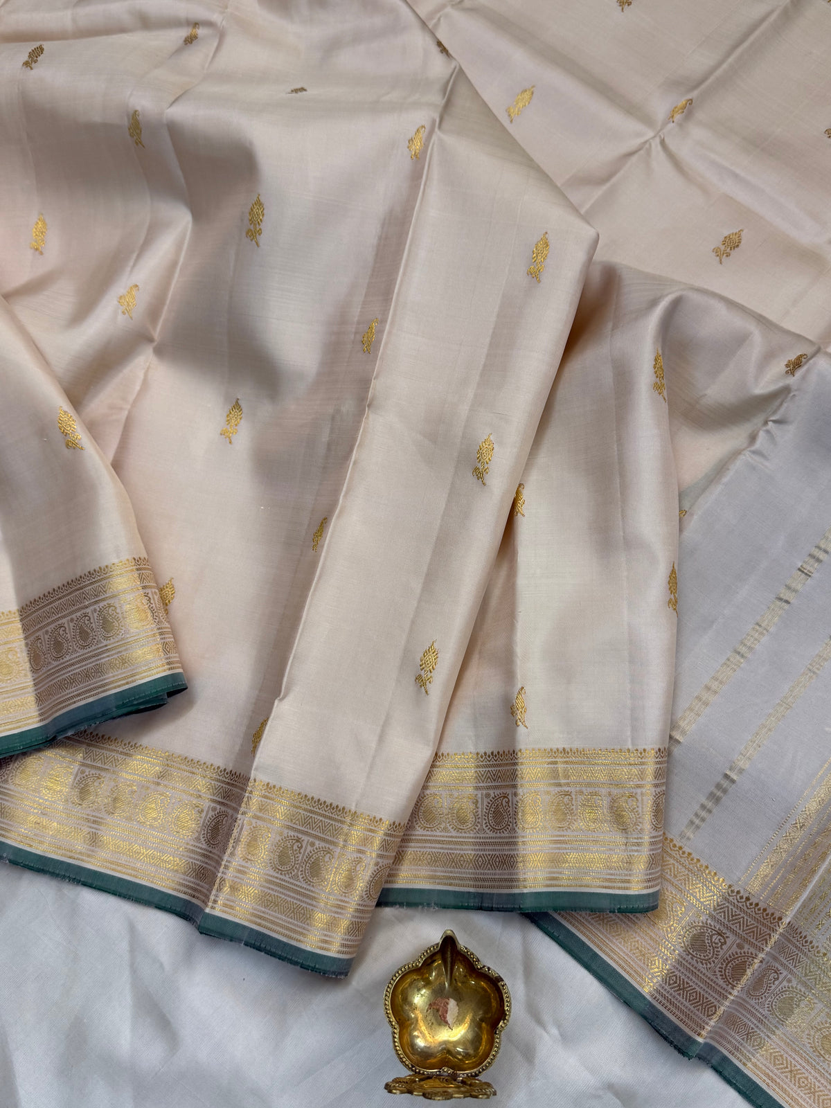 Aarani off white Zari Butta/kanjipuram silk saree clsa 12070