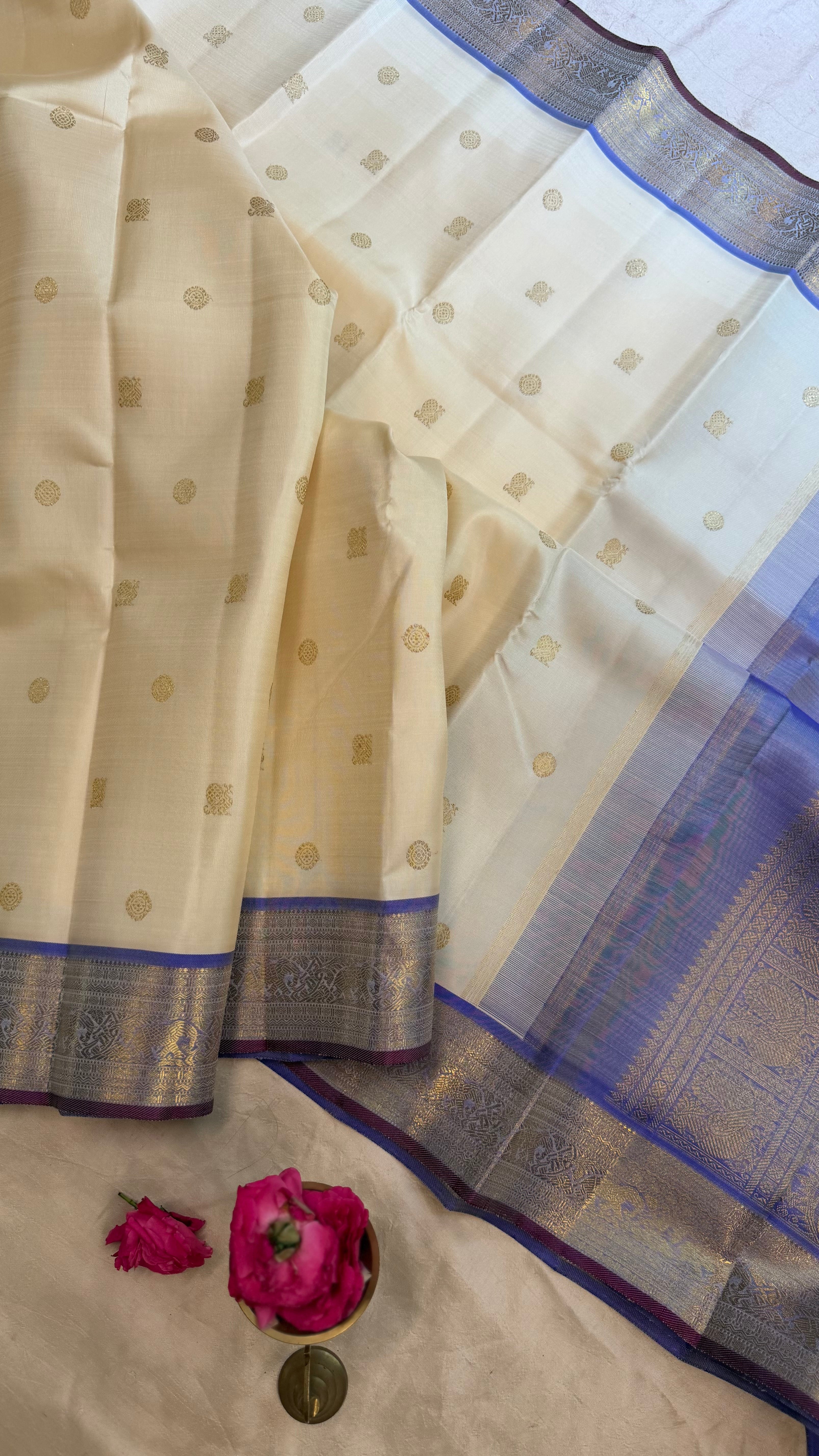 Venpattu series lavender border/ Kanjipuram sarees