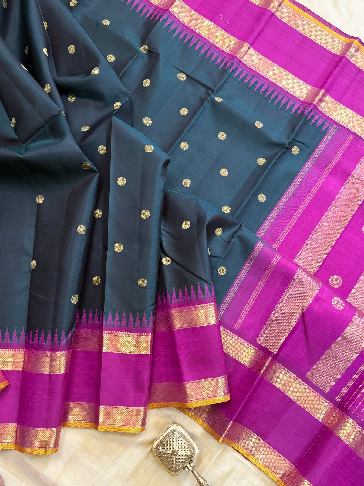Colours of Navarathri bottle green Korvai Butta  / pure Kanjipuram silk