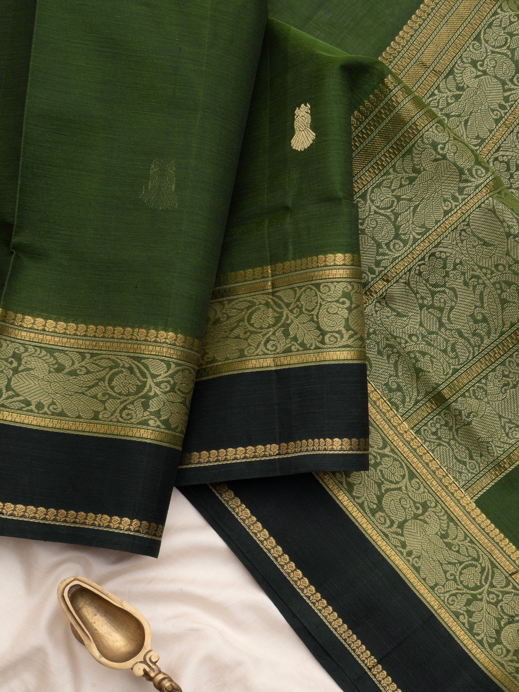 Green Iruthalaipakshi butta kaal erangina border / Silk Cotton Saree CLSA10195