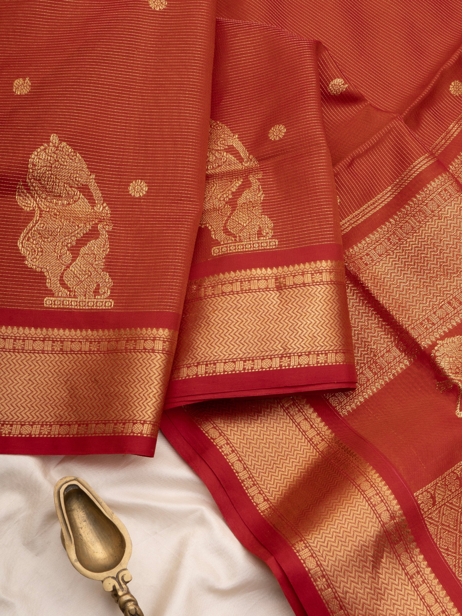 Red shot rust vairaoosi line bettu yazhi butta / Silk Cotton Saree CLSA10475