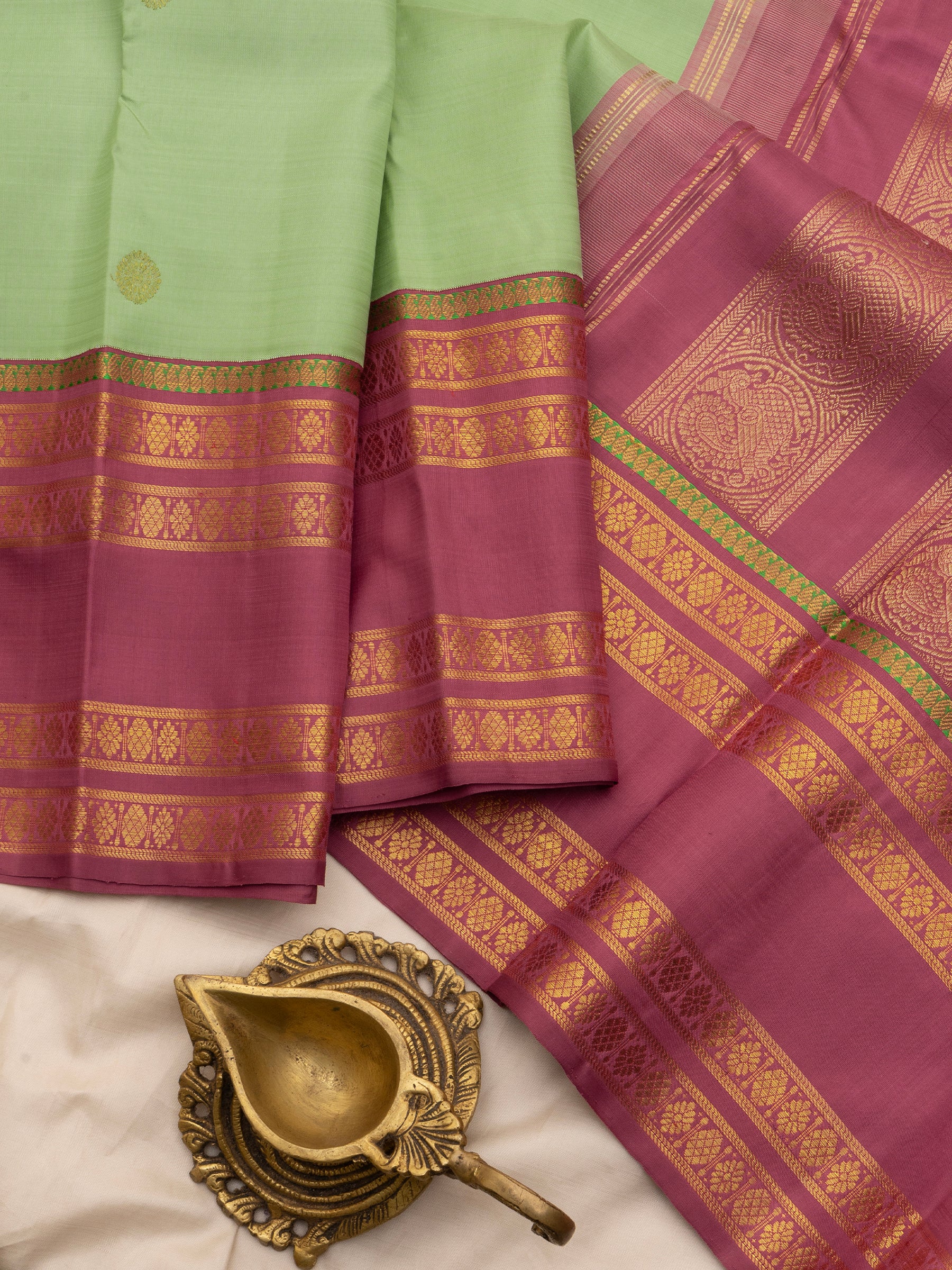 Master weaver Pista green and dusky pink kai korvai / Kanjipuram silk Saree CLSA3902