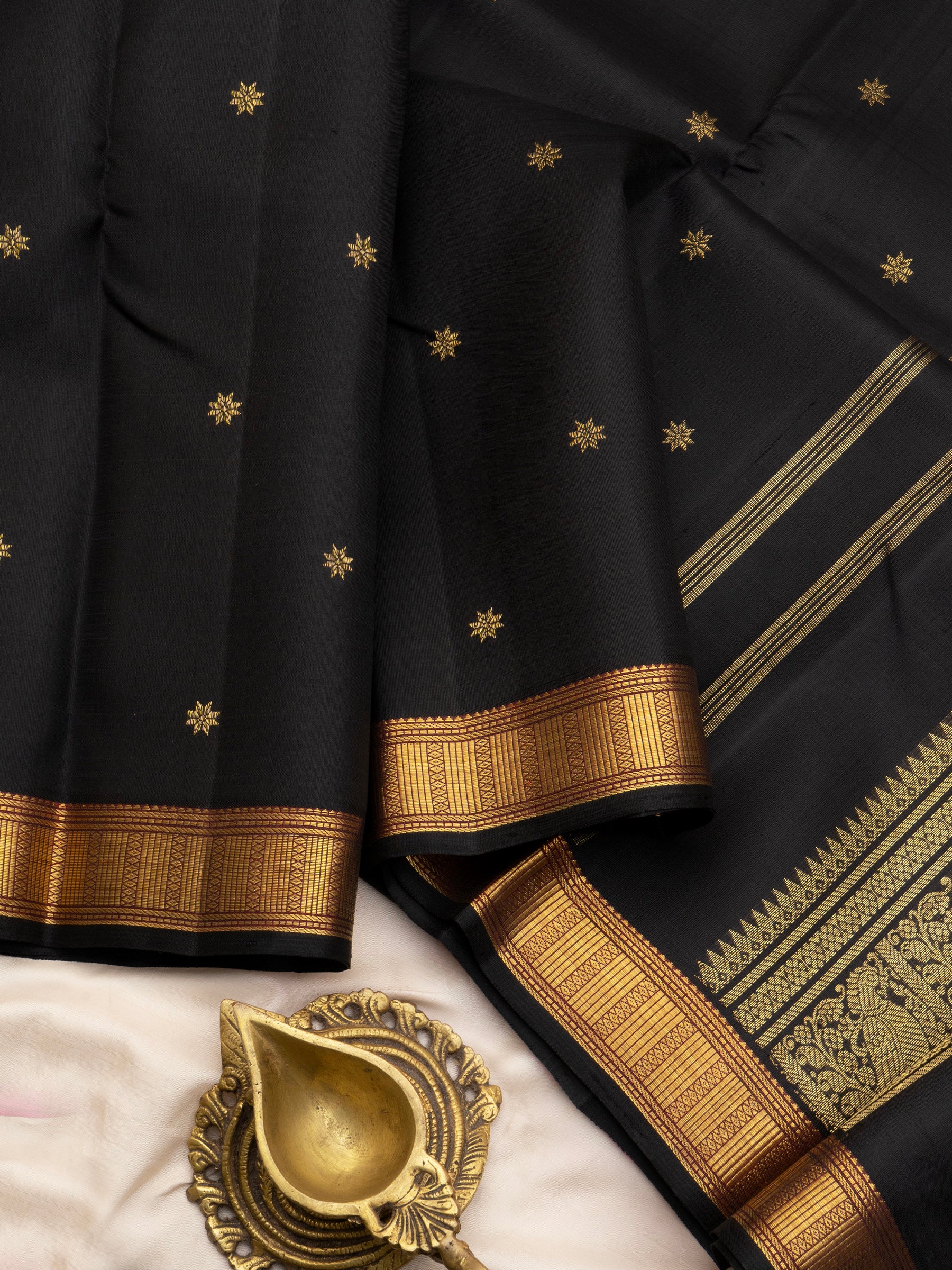 Black small border unique pallu / Kanjipuram Silk Saree CLSA6969