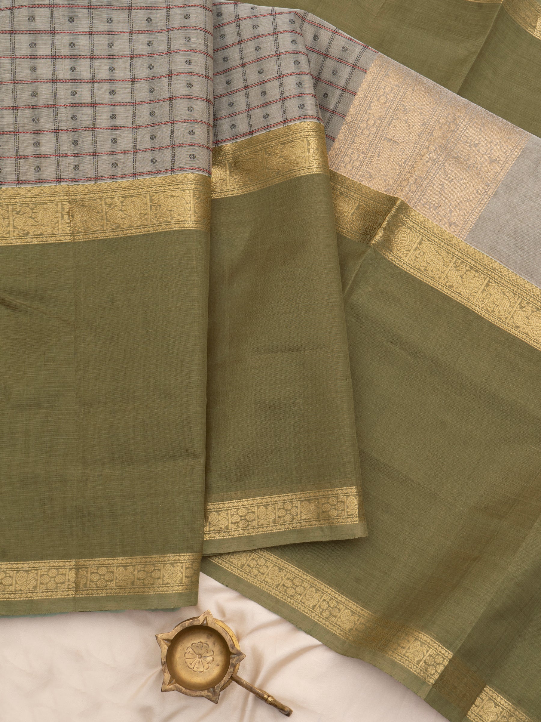 Grey lakshambutta - Unique pallu / Silk Cotton Saree CLSA7272