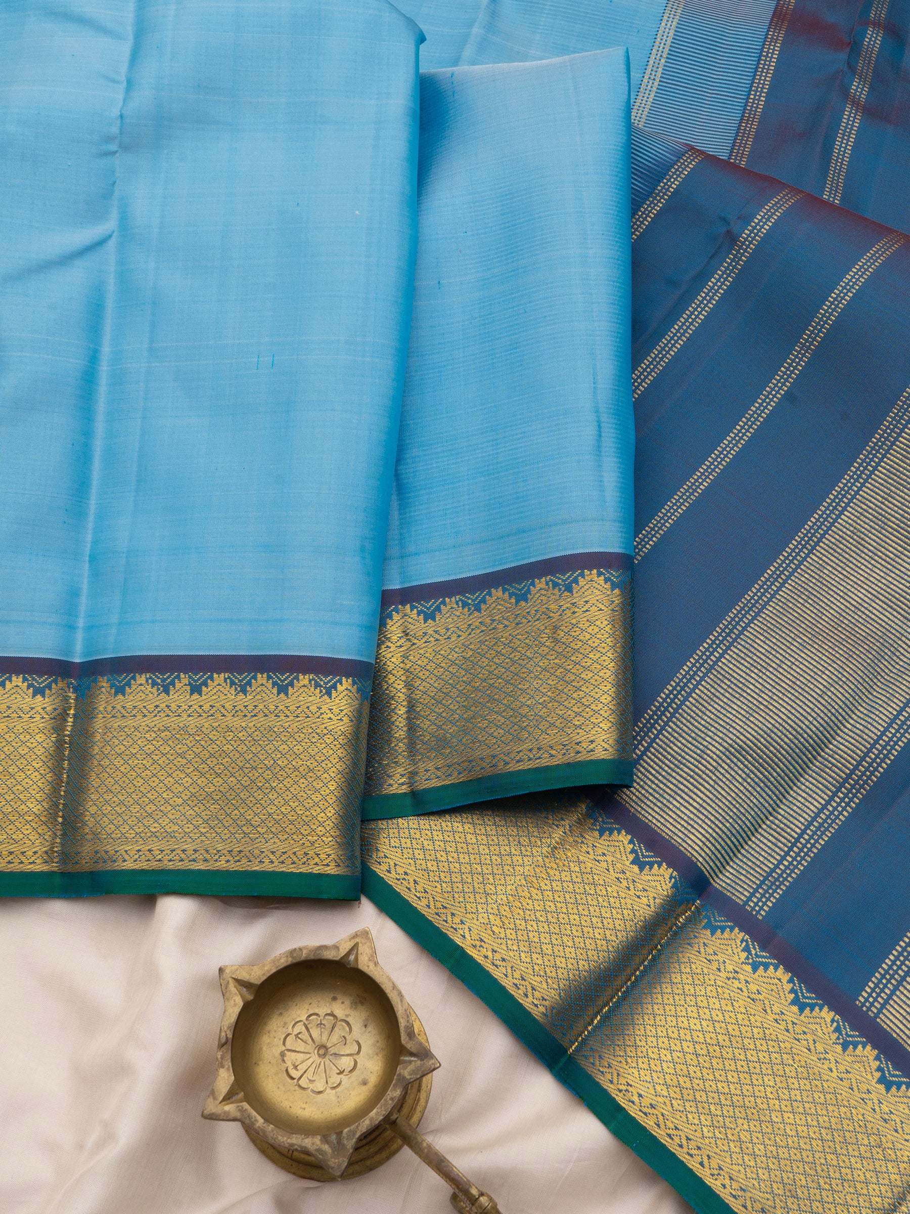 Sky blue and mayilkazhuthu blue/ Arani Silk Saree CLSA9032