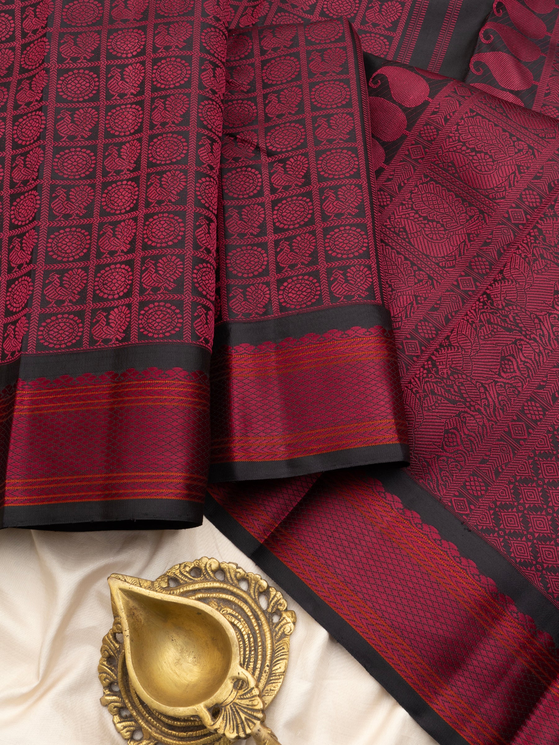 Black Annam chakram Thread work Kanjipuram Silk Saree CLSA9642