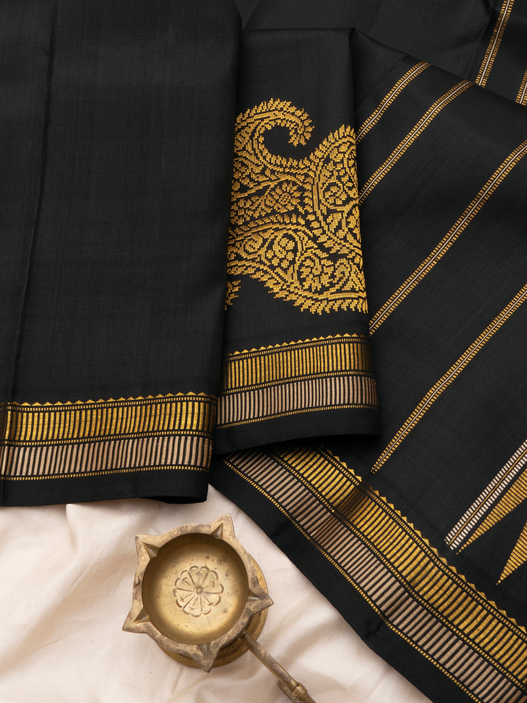 Black retta border corner pallu / Arani Silk CL9930