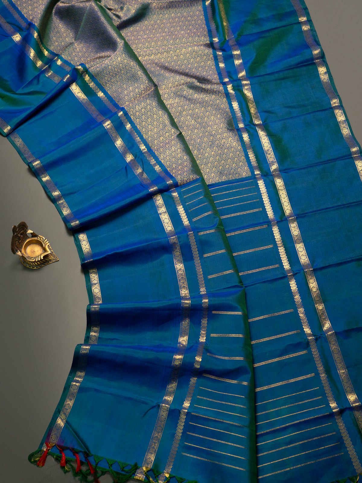 Vintage museum revival / pure Zari Kanjipuram Silk Saree CLSA11657
