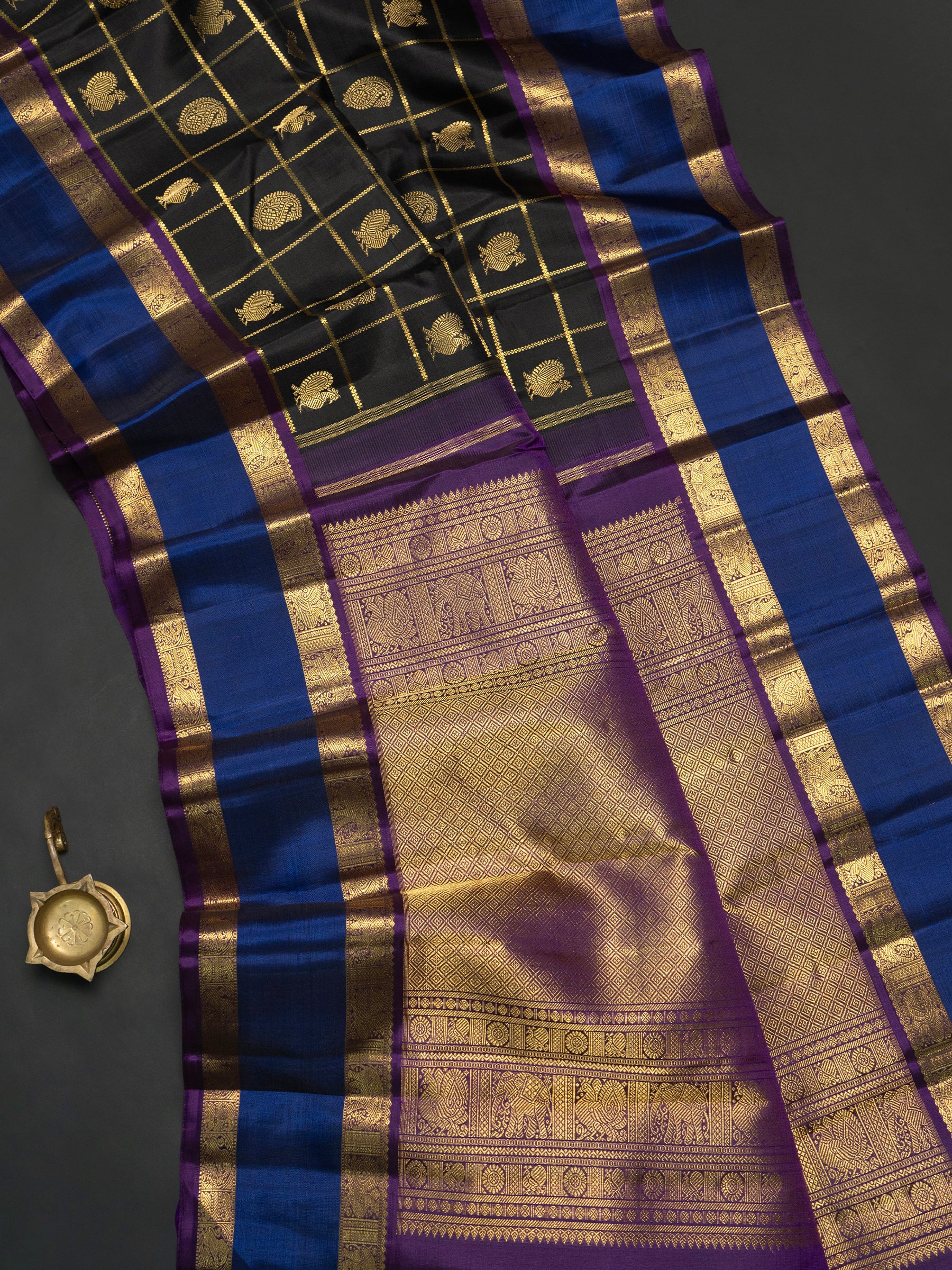 Black veldhari kattam annam and manga butta rettapet border/  Kanjipuram Saree CLSA10000