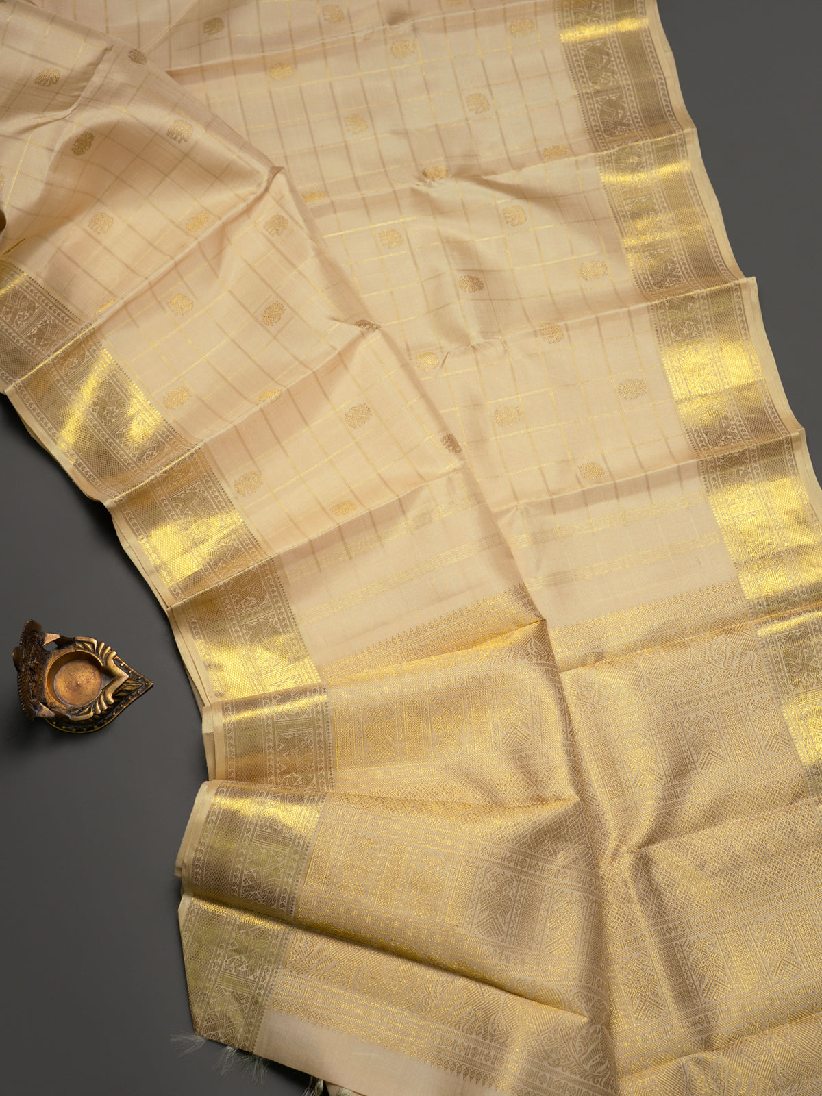 Cream Zari checks and butta/Kanjipuram Silk Saree CLSA11406