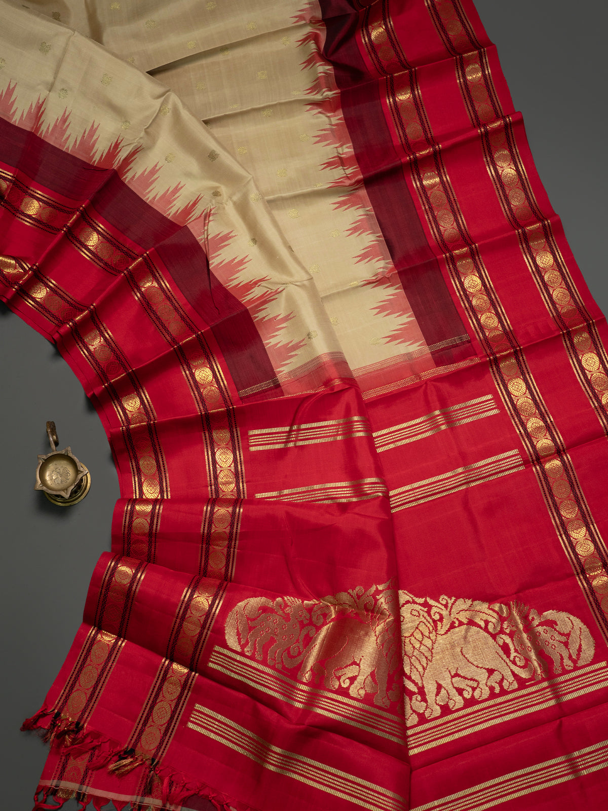 Master weaver offwhite and red rettapet border kai korvai and sorgavasal pallu / Kanjipuram Silk Saree CLSA2234