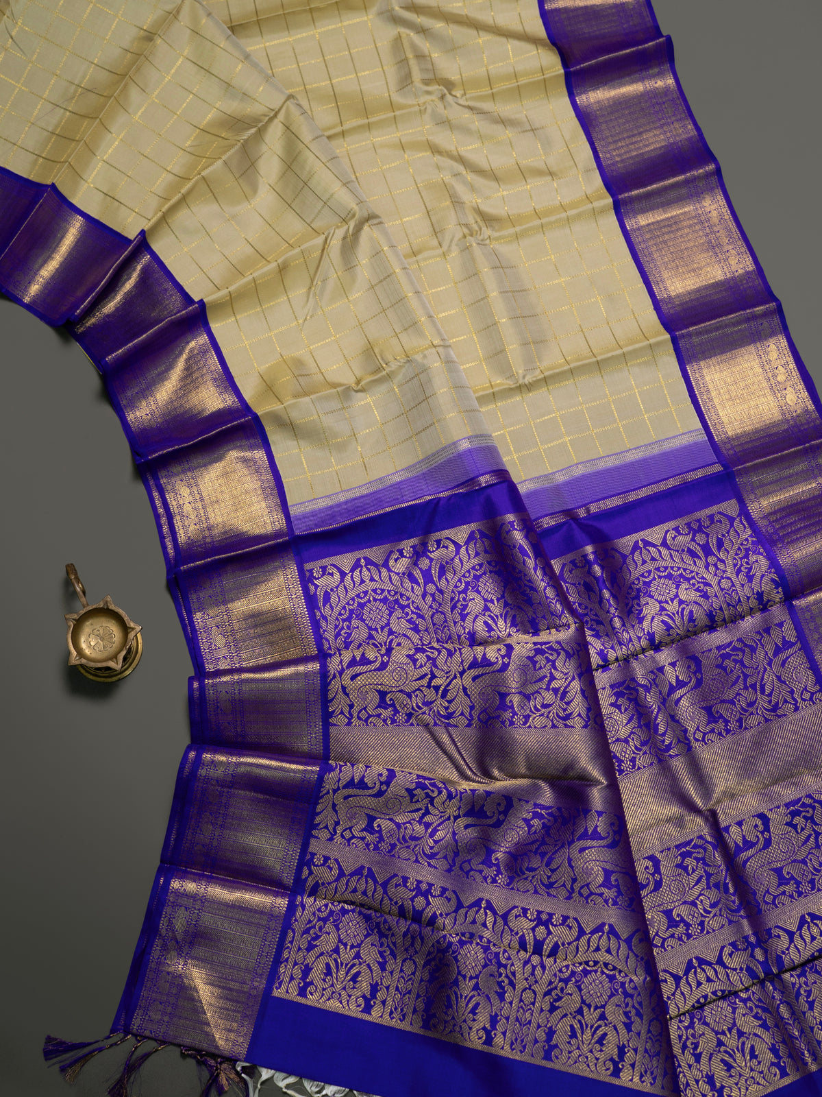 Offwhite shot golden zari kattam and ink blue kai korvai / Kanjipuram Silk Saree CLSA690