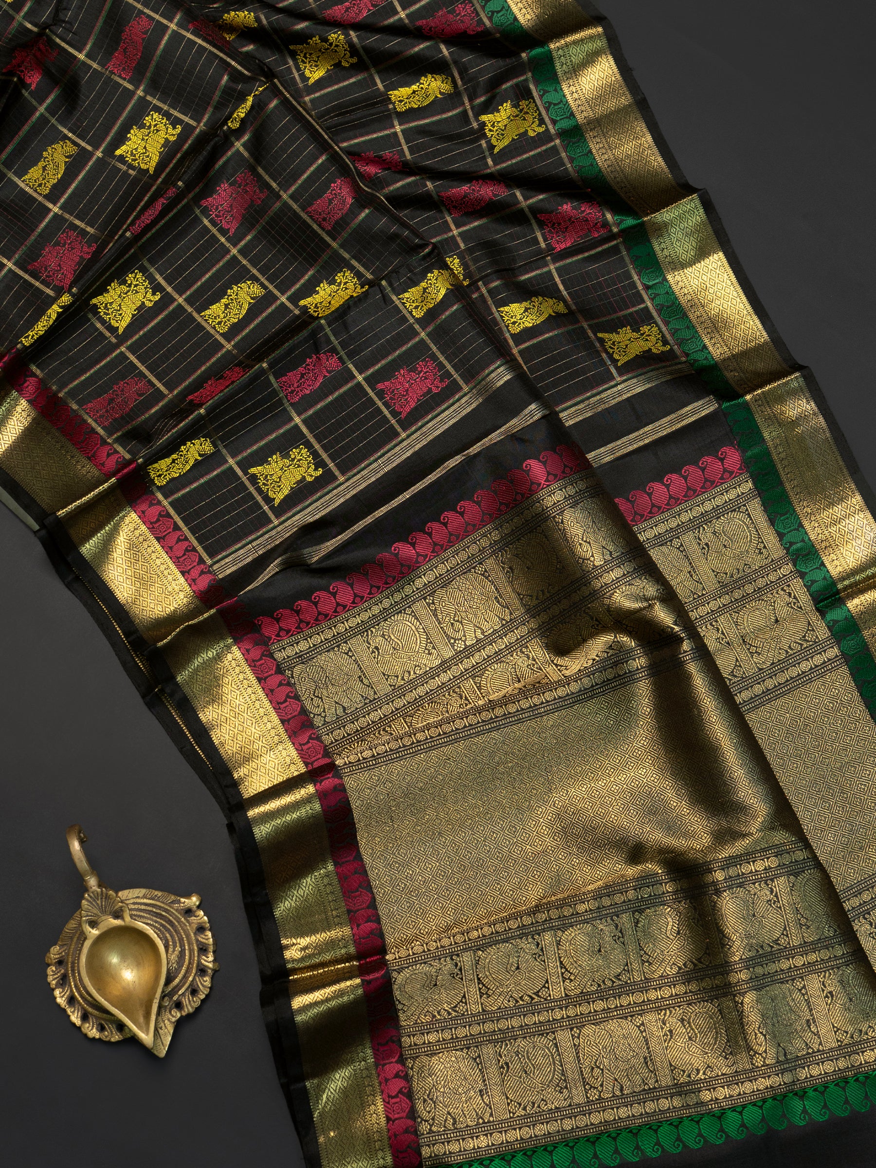 Black kattam thread butta  ganga jamuna border style/ Kanjipuram Saree