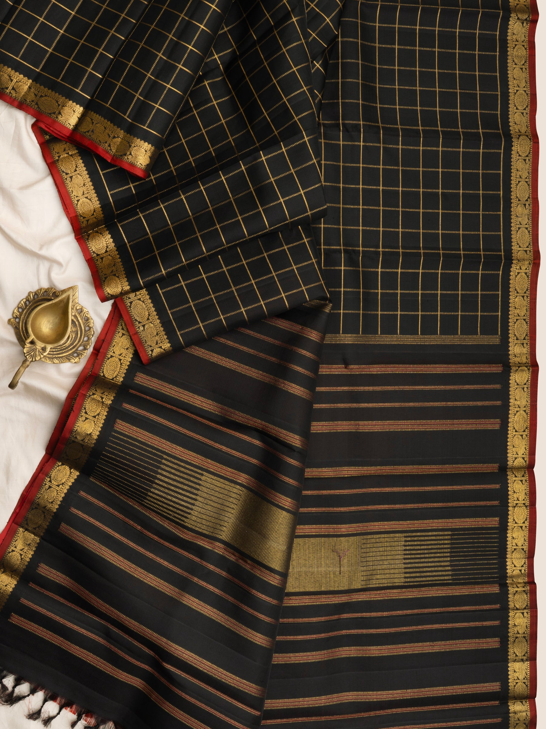 Black zari kattam annam and chakram border / Kanjipuram Silk Saree CLSA7035
