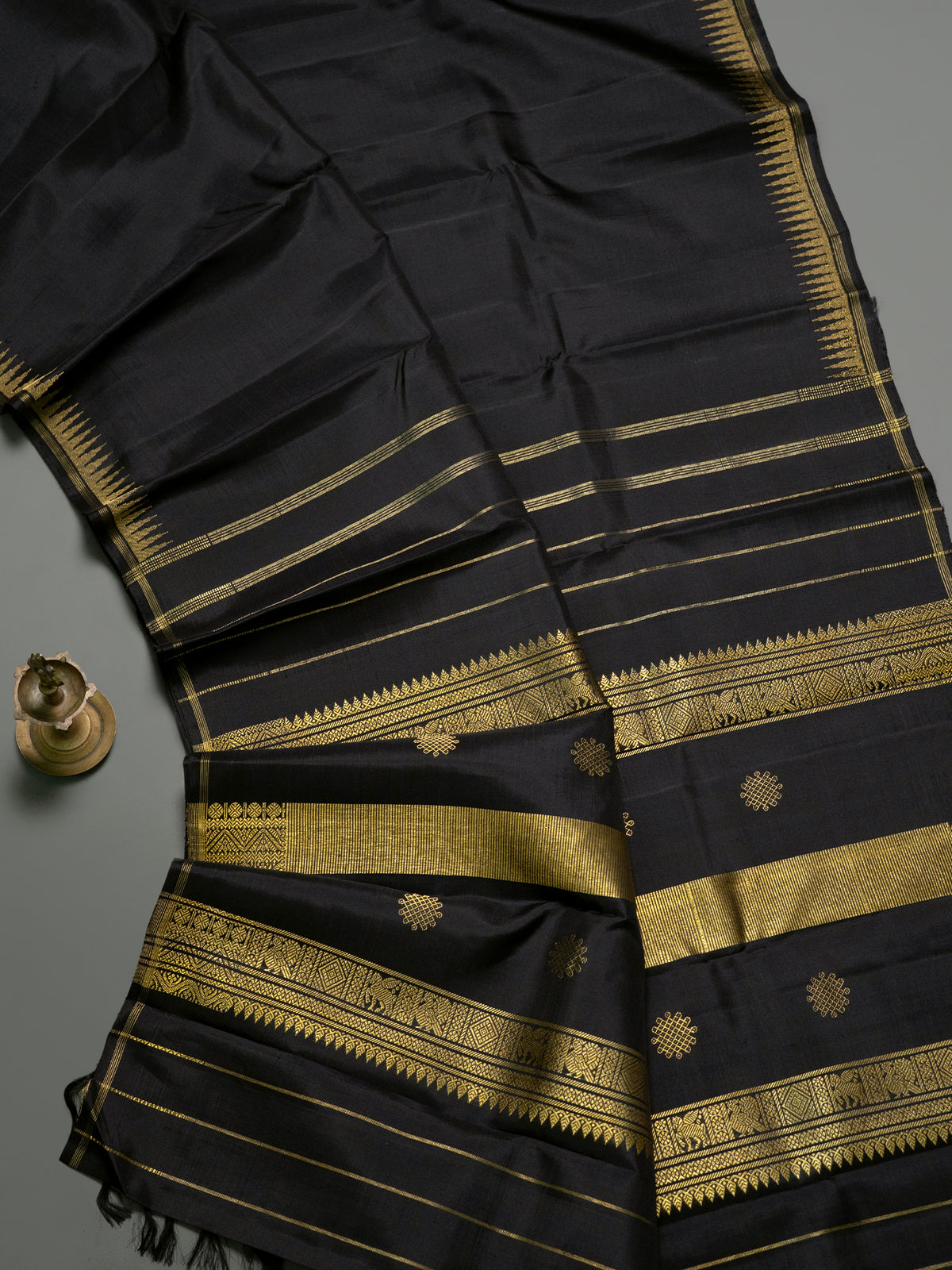 Black small border 8 kol temple / Kanjipuram Silk Saree CLSA9204