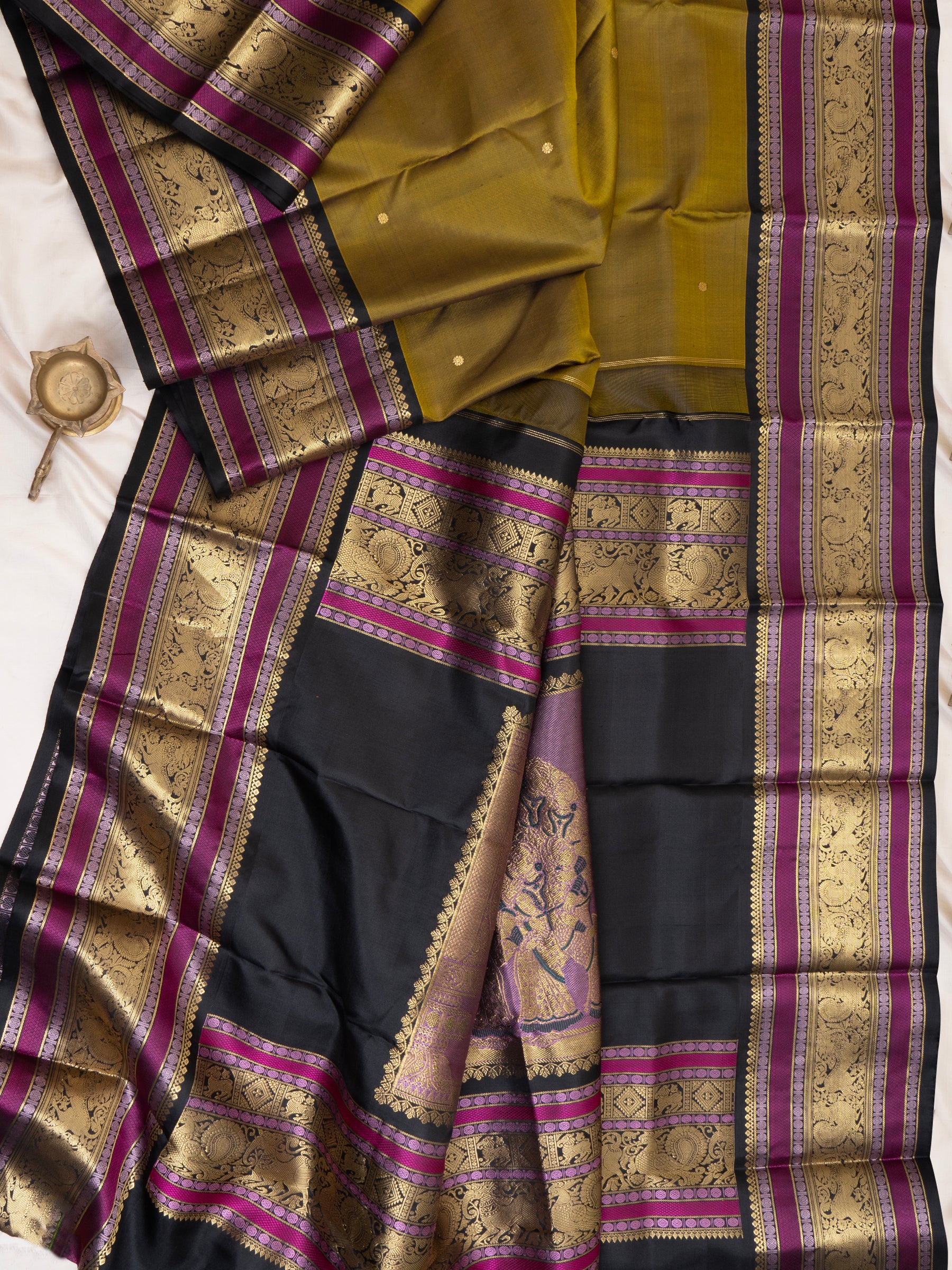 Vendhayam manjal and black unique pallu /Special Edition Silk CLSA9837