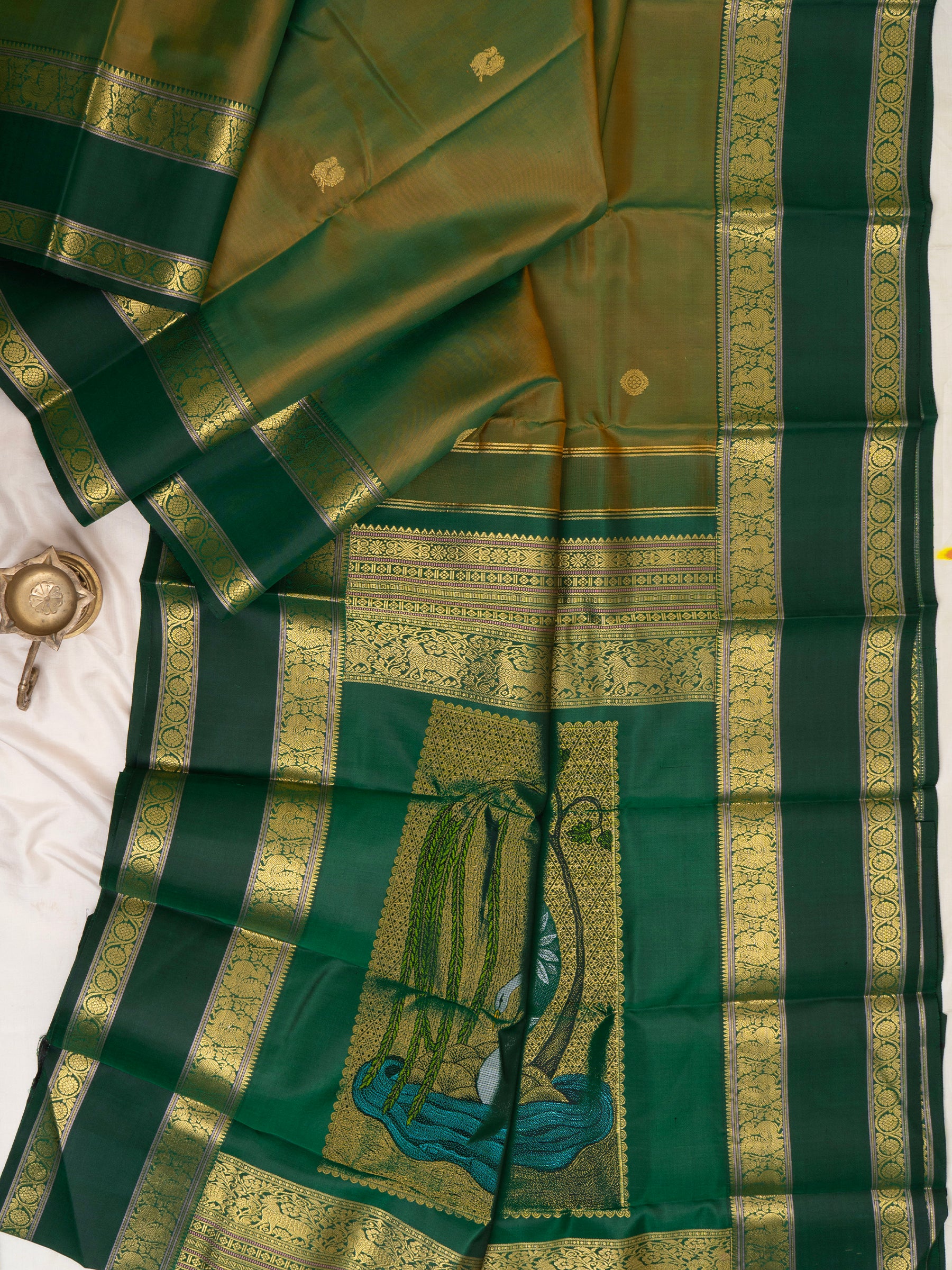 Maanthulir green and green rettapet border- exclusive unique pallu / Special Edition Silk CLSA9842