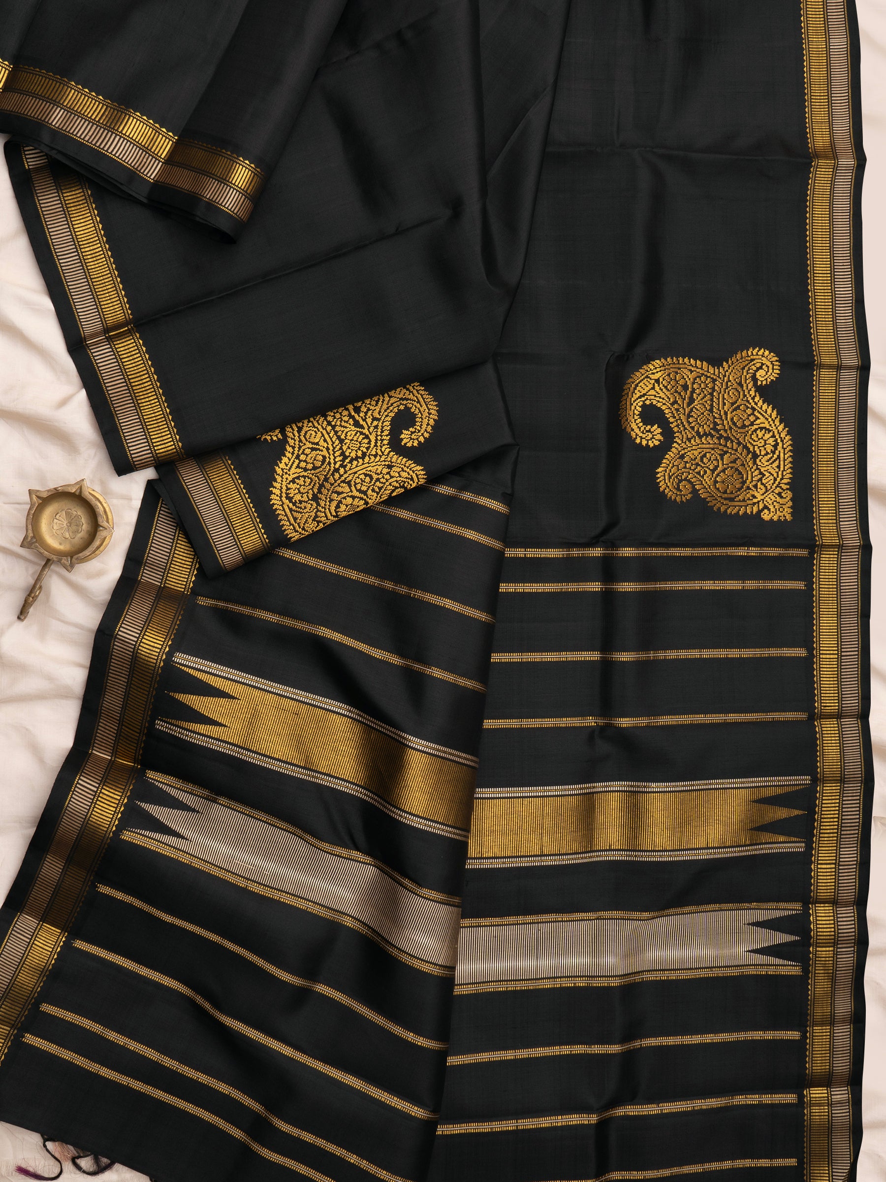 Black retta border corner pallu / Arani Silk CL9930