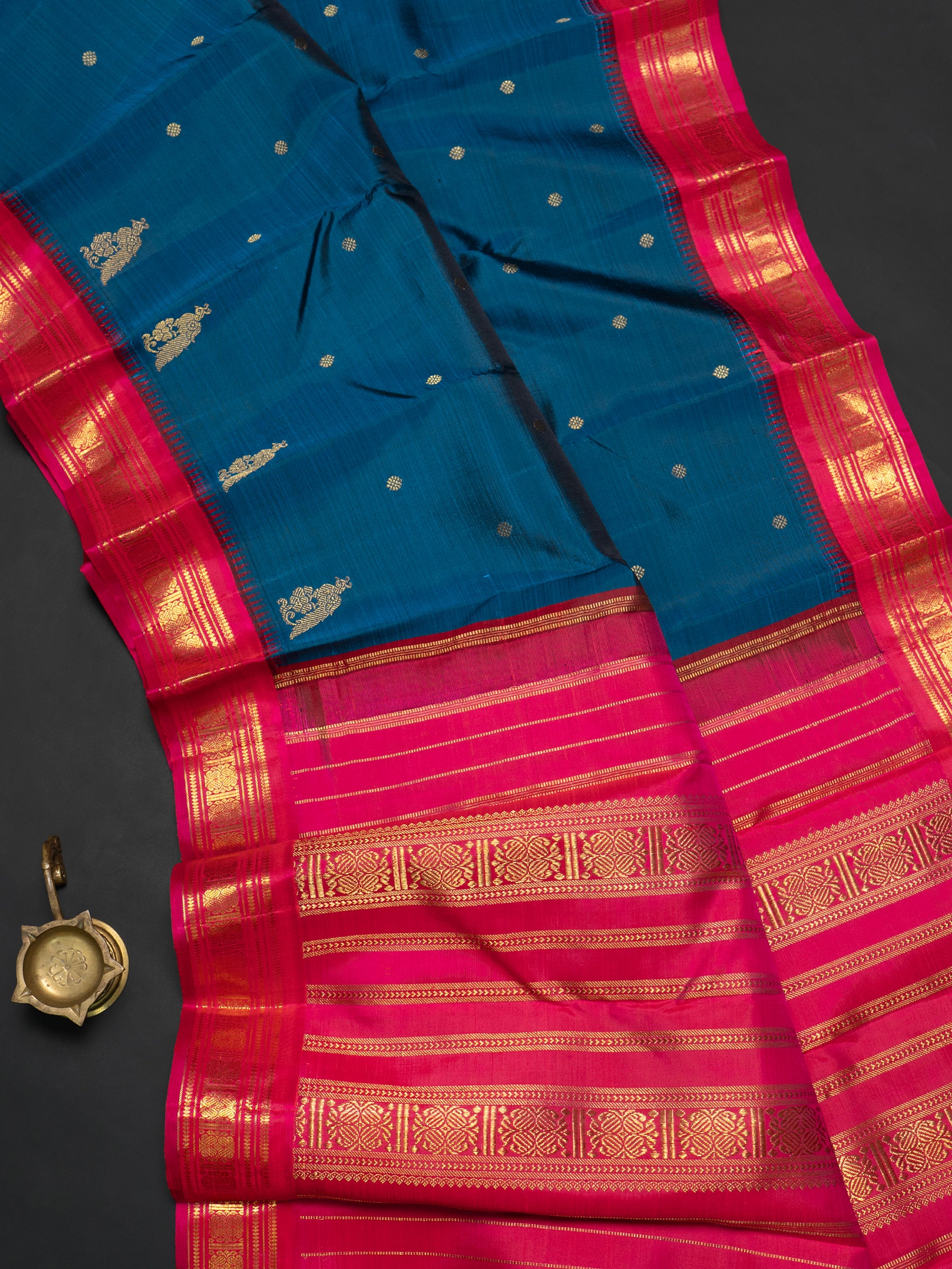 Vintage mayilkazhuthu and pink kai korvai bettu butta/ Kanjipuram Saree CLSA9996