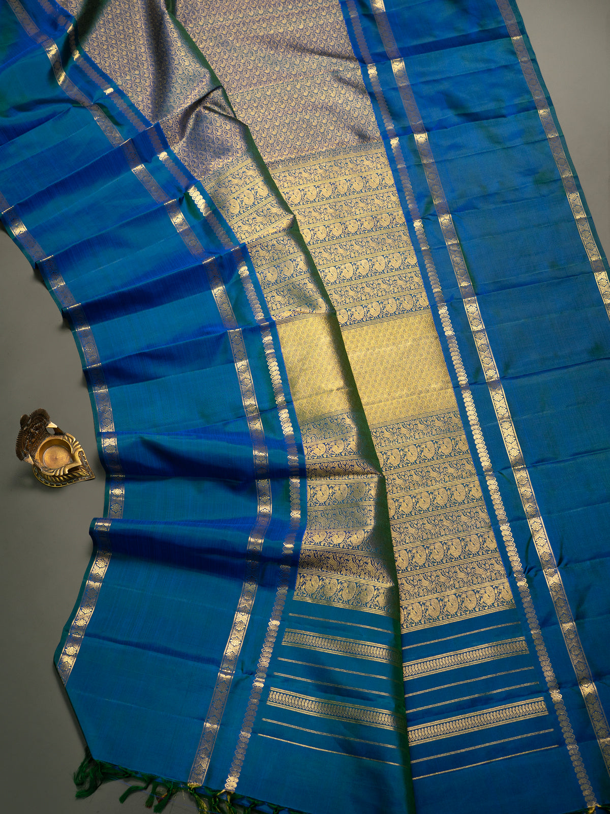 Vintage museum revival / pure Zari Kanjipuram Silk Saree CLSA11657