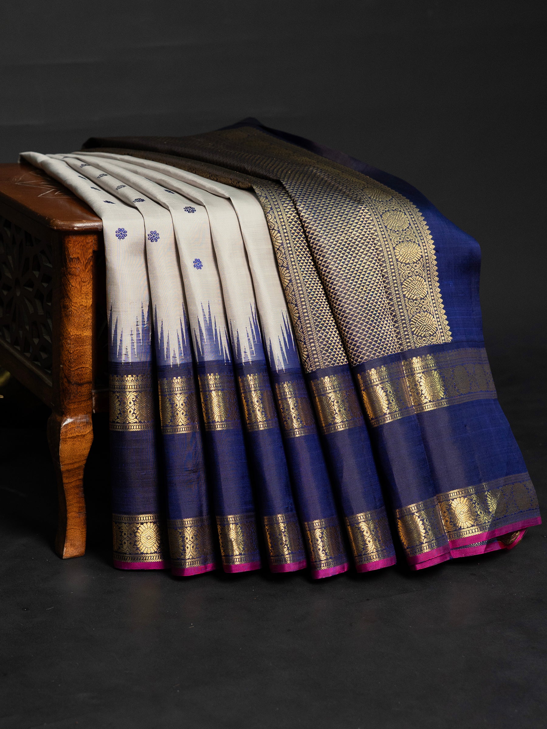 Light grey with Korvai temple border / Kanjipuram Silk Saree CLSA7548