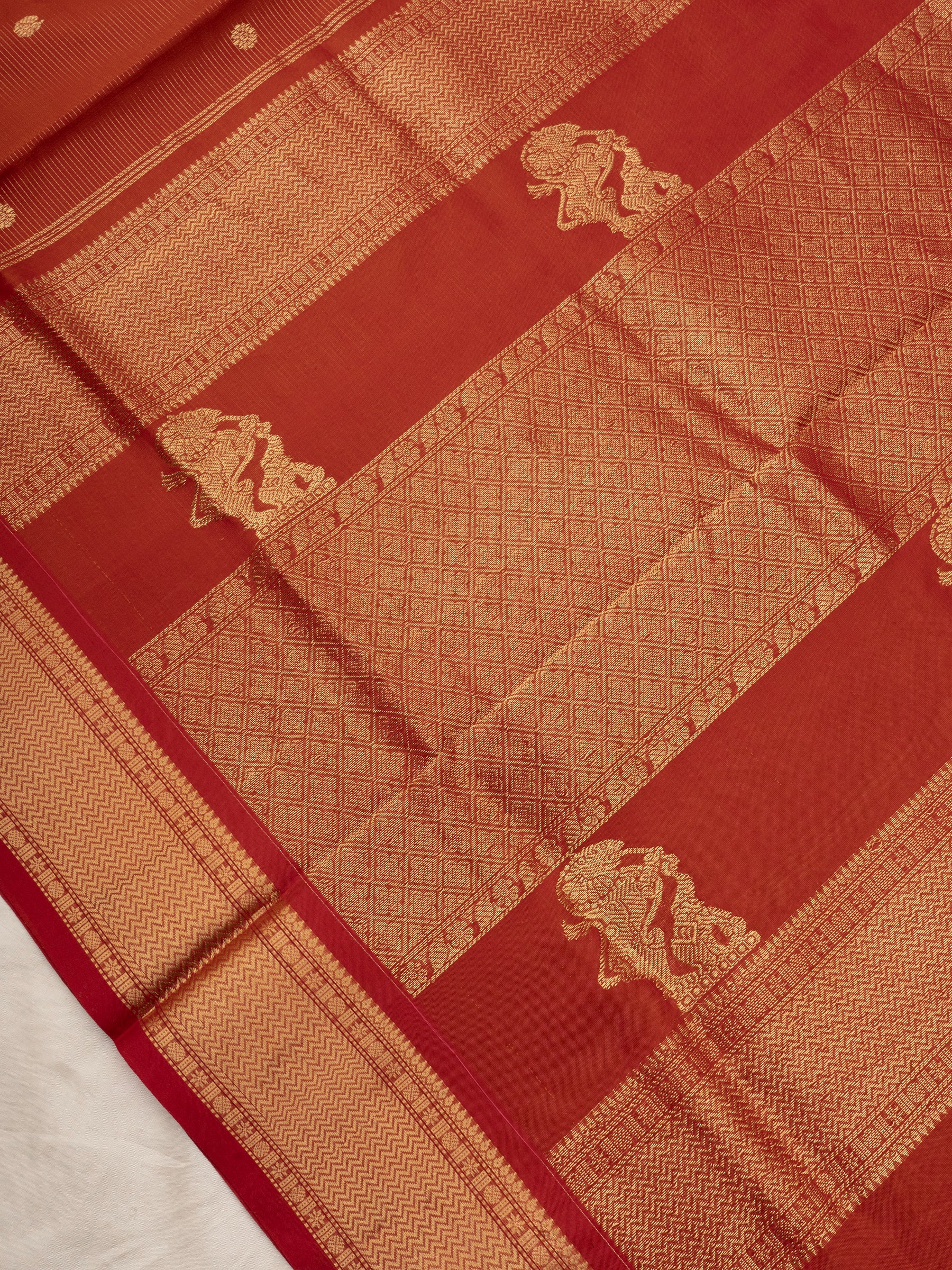 Red shot rust vairaoosi line bettu yazhi butta / Silk Cotton Saree CLSA10475