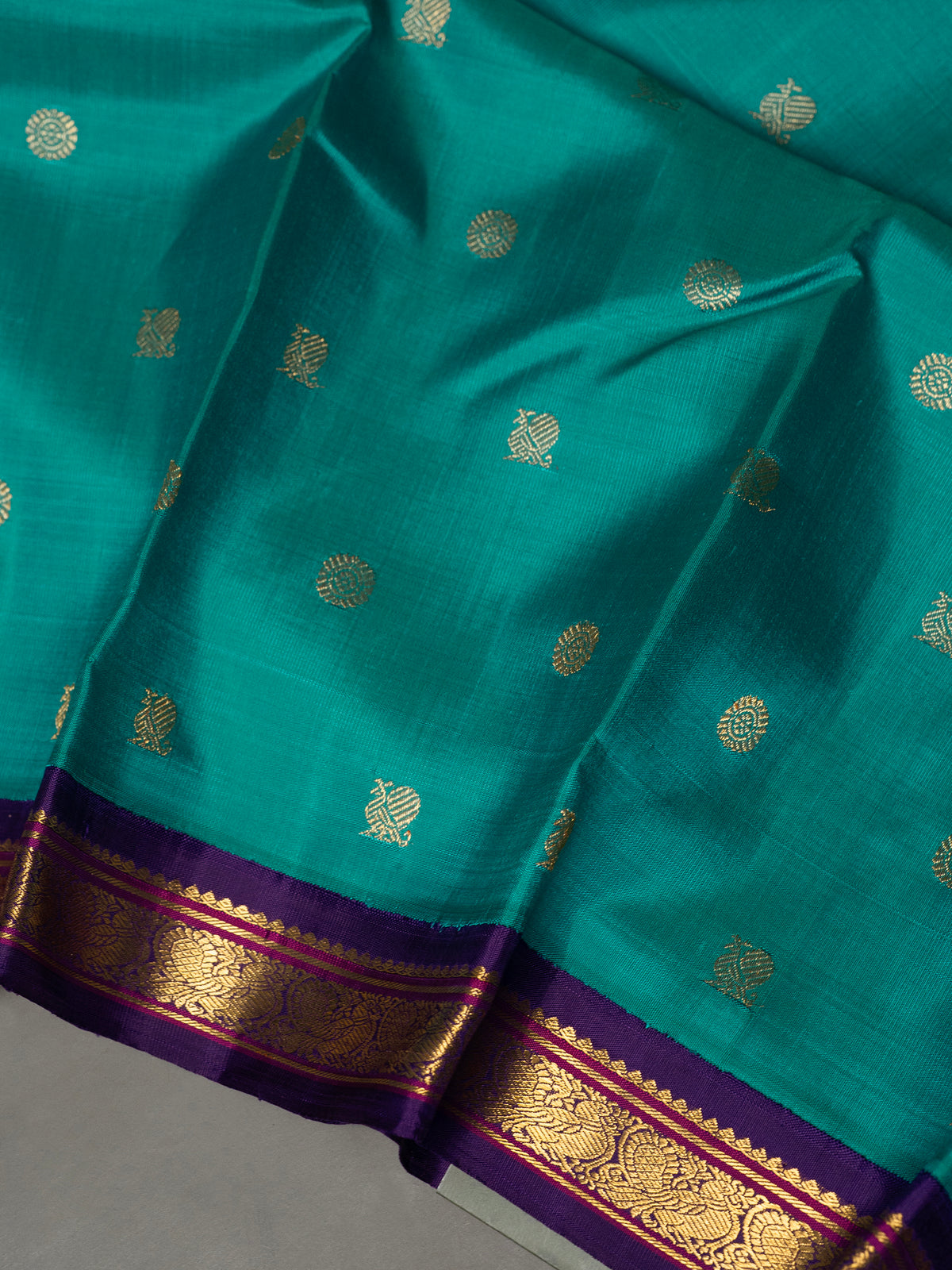 Green shot blue and dark blue kai korvai unique pallu/ Kanjipuram Silk Saree CLSA10965