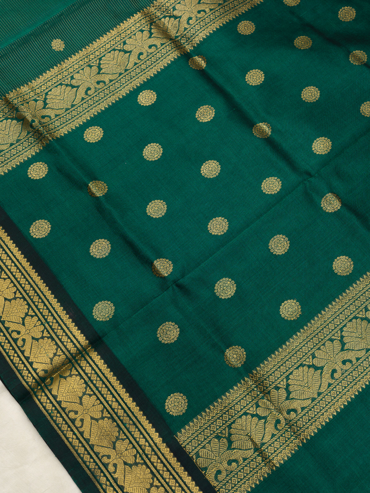 Green vairaoosi Premium /
Silk Cotton Saree CLSA11461