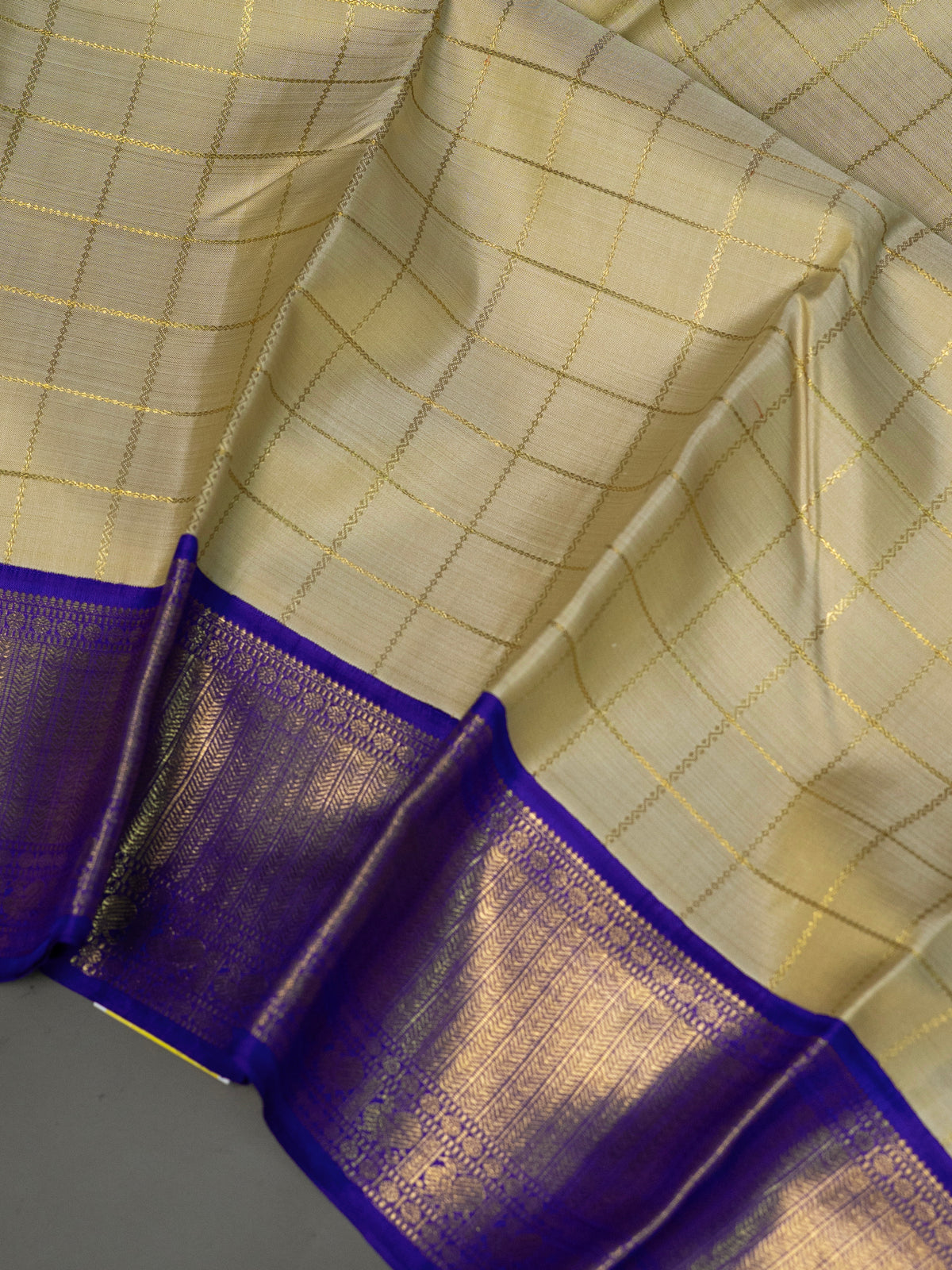 Offwhite shot golden zari kattam and ink blue kai korvai / Kanjipuram Silk Saree CLSA690