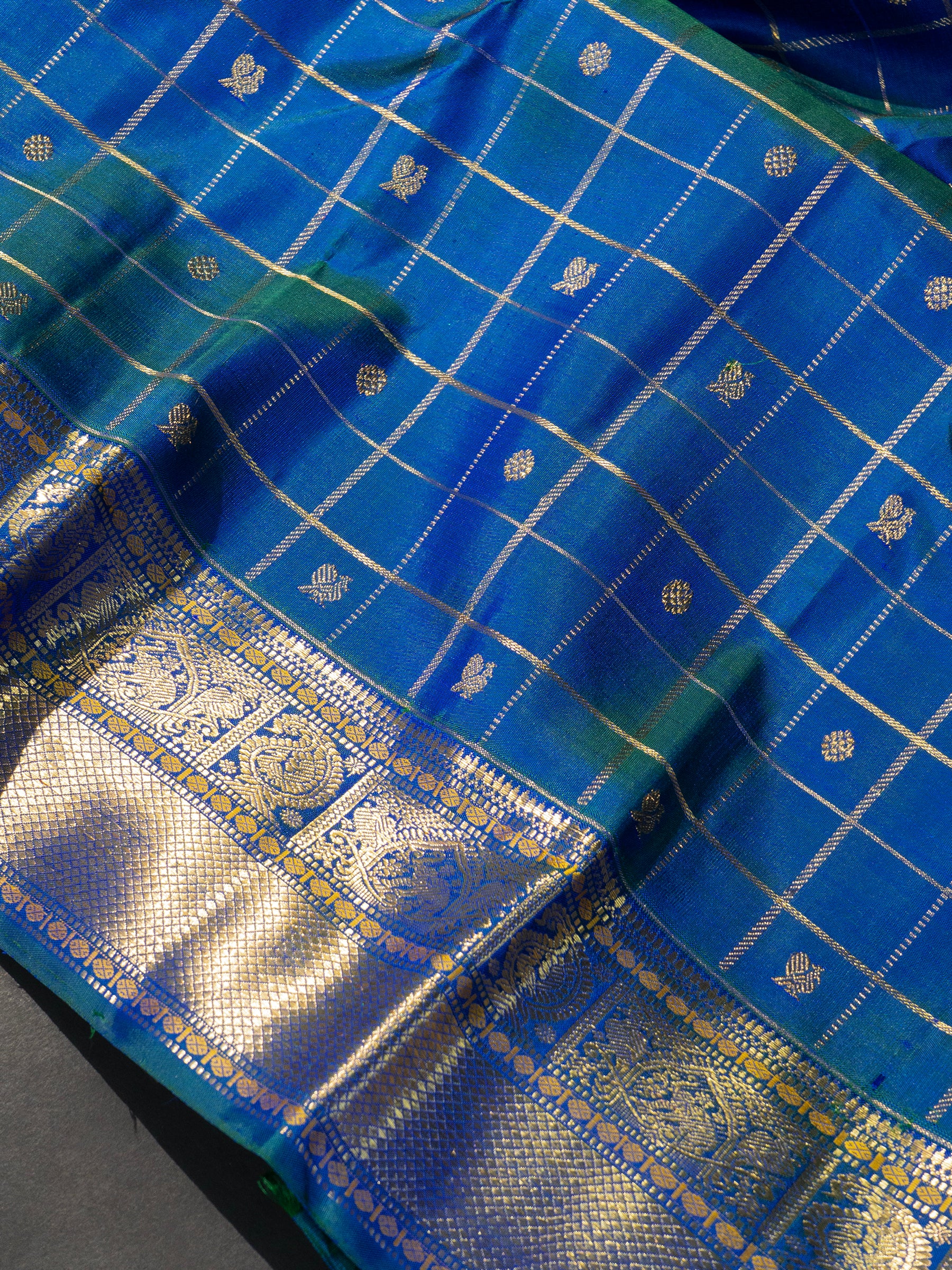 Mayilkazhuthu Zari Kattam / Kanjivaram Saree CLSA8437