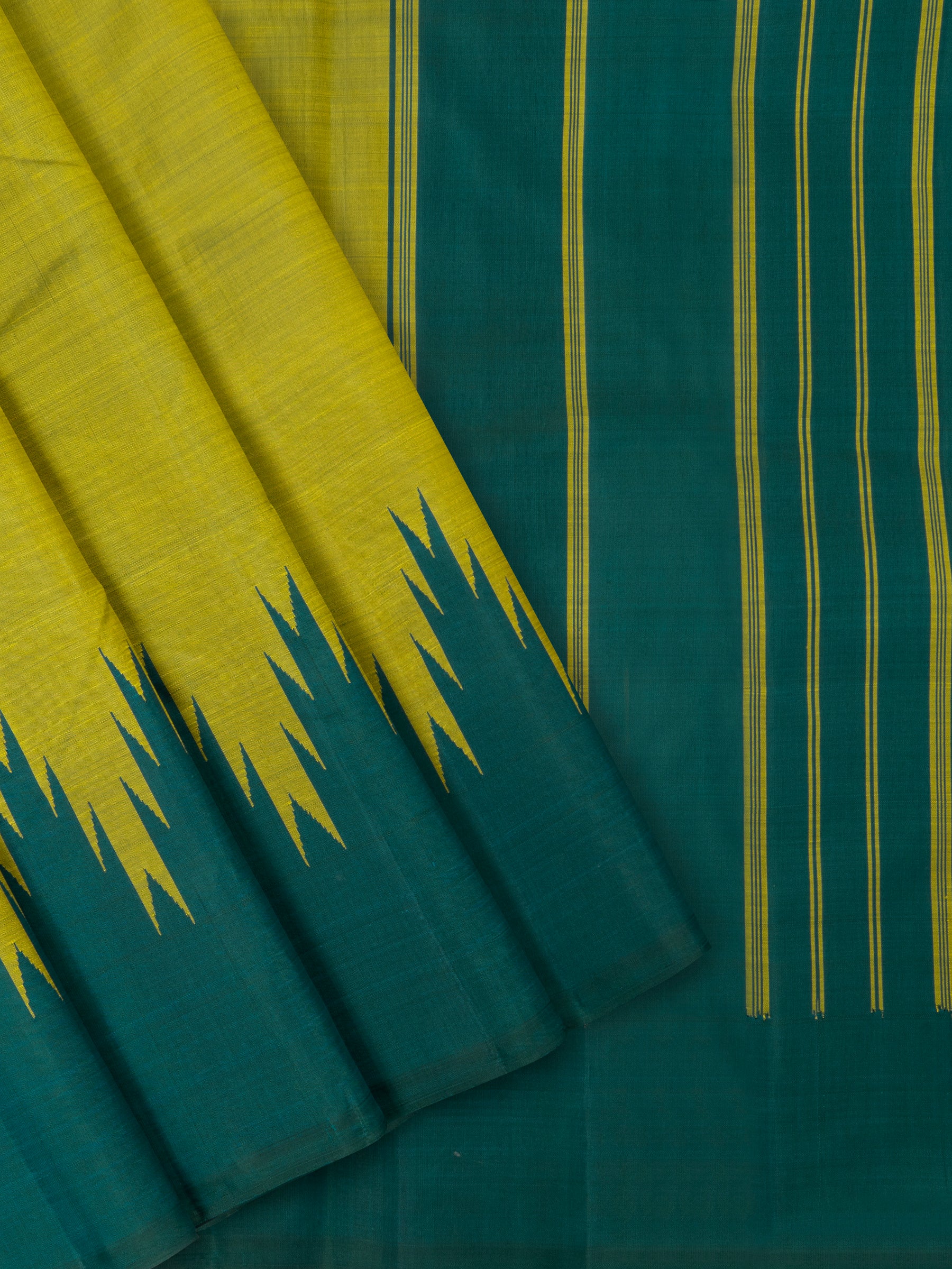 Green thazhamboo Rekku / Arani Silk Saree CLSA9377