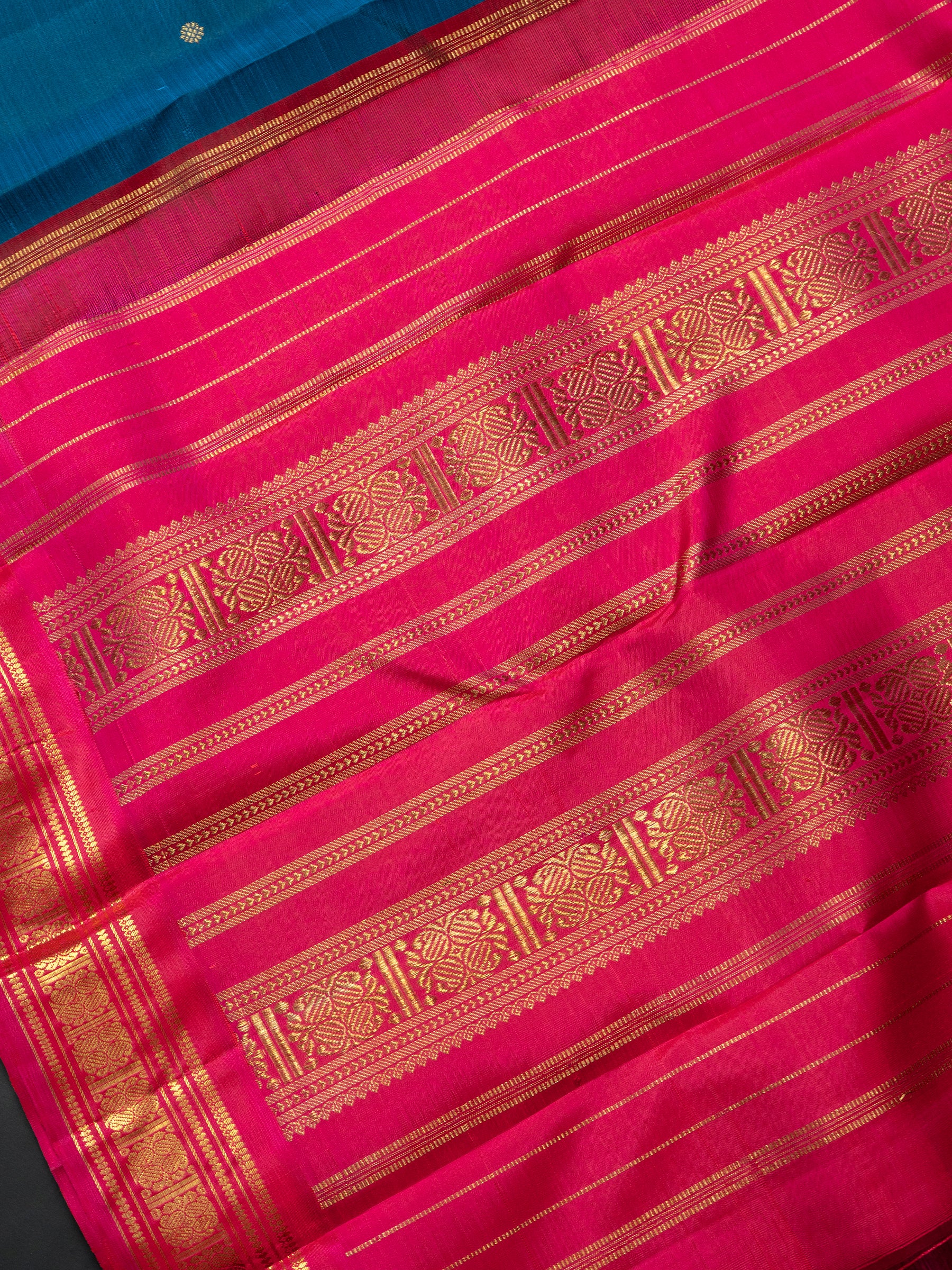 Vintage mayilkazhuthu and pink kai korvai bettu butta/ Kanjipuram Saree CLSA9996