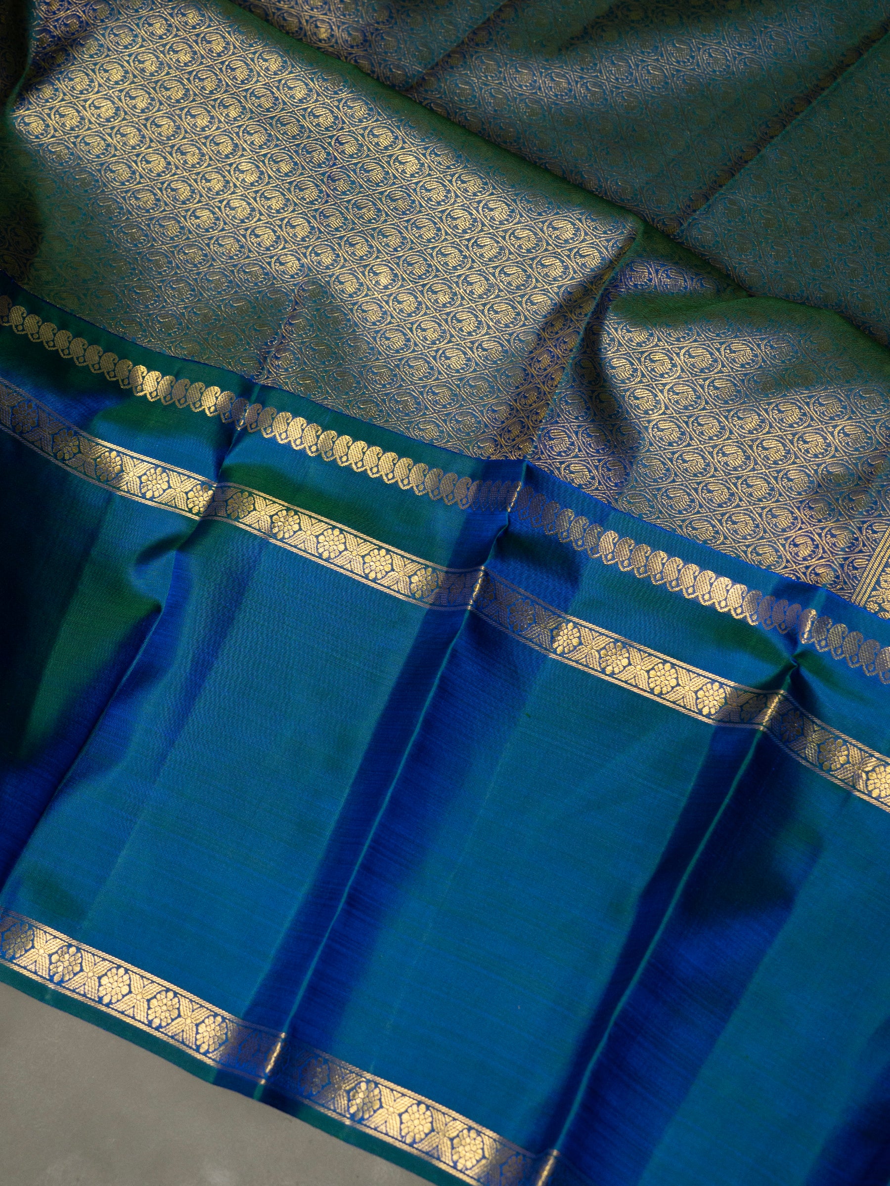 Vintage museum revival / pure Zari Kanjipuram Silk Saree CLSA11657