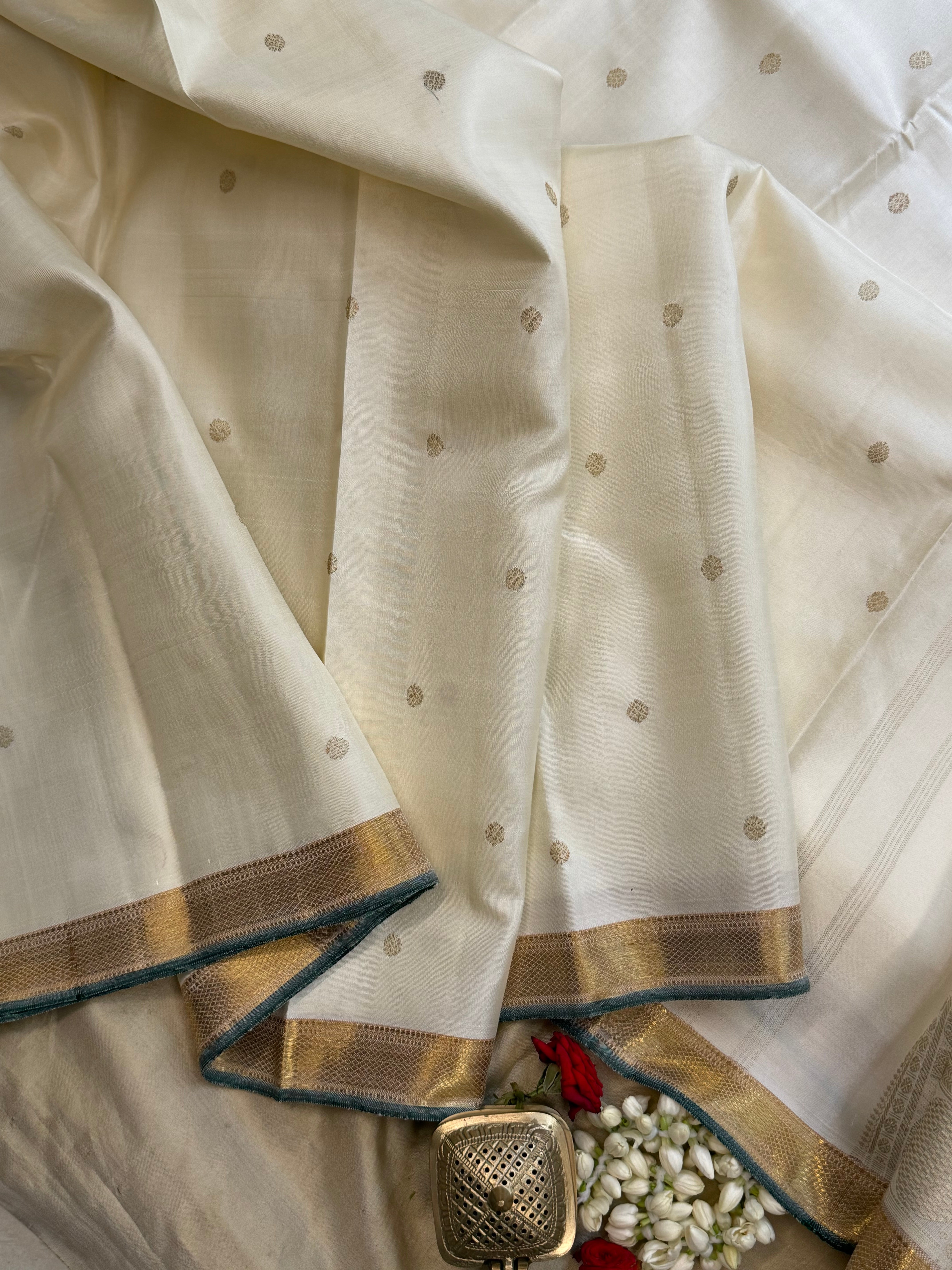 Onam Edit - Offwhite small border araimadam border / Kanjipuram silk CLSA3536