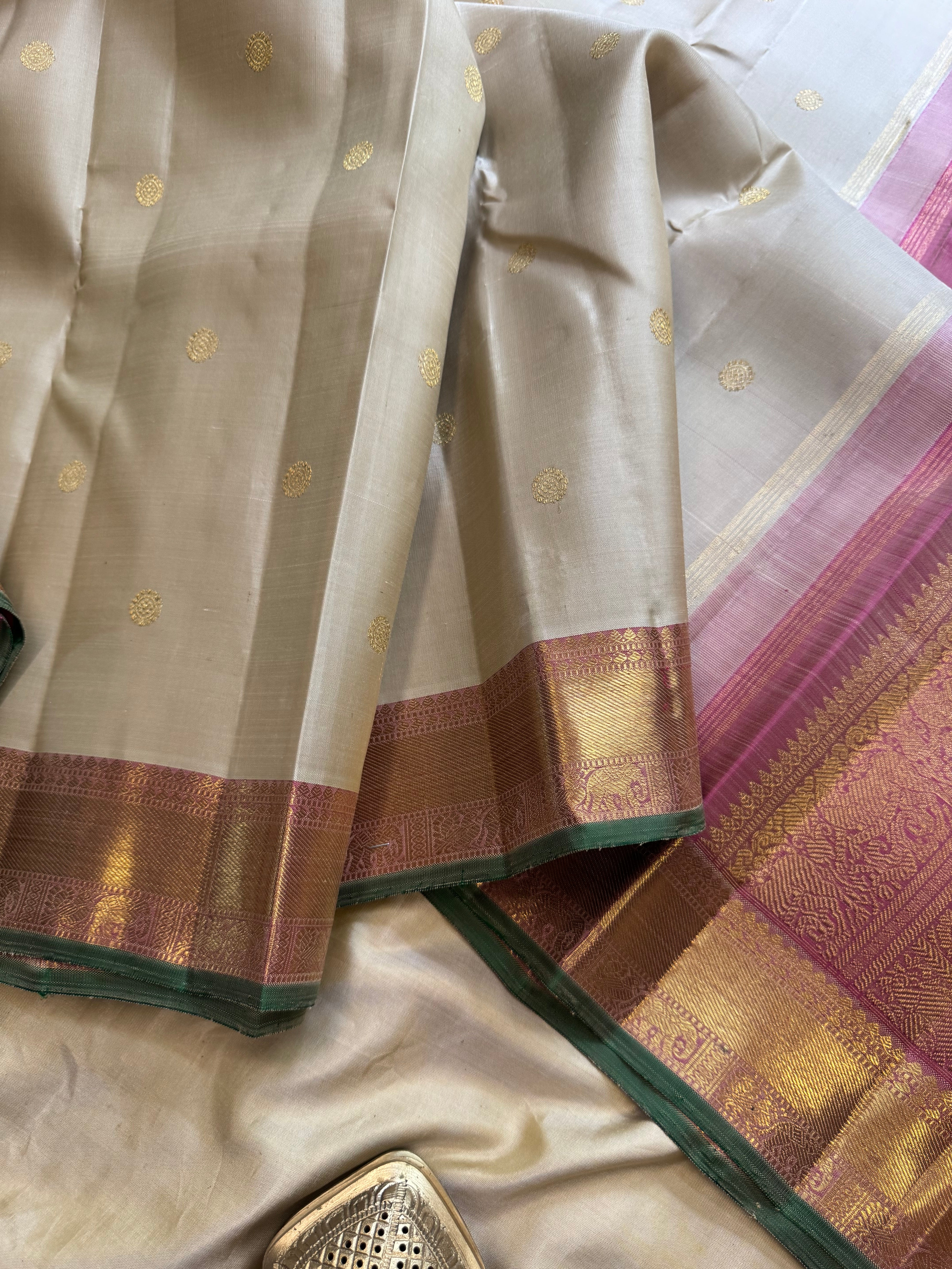 Beige pink border  / Kanjipuram silk