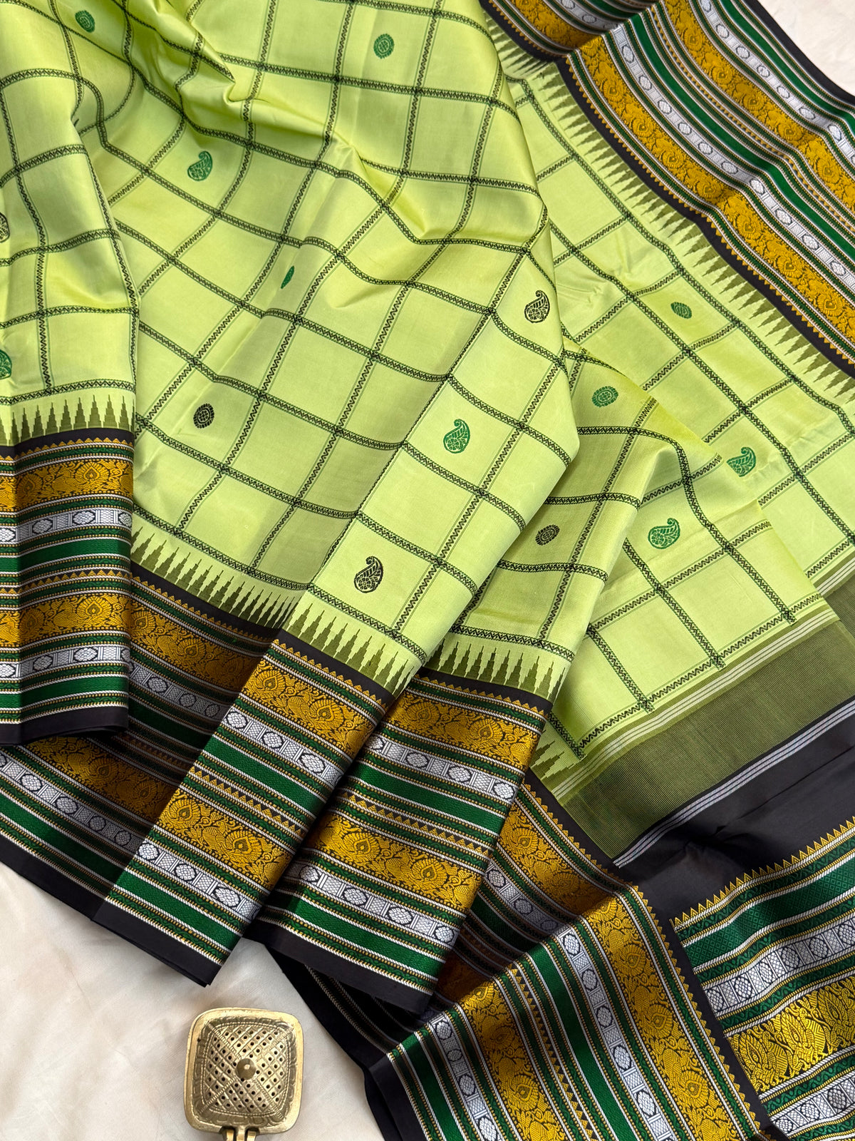 Lite green and black kattam butta / Special edition kanjipuram silk