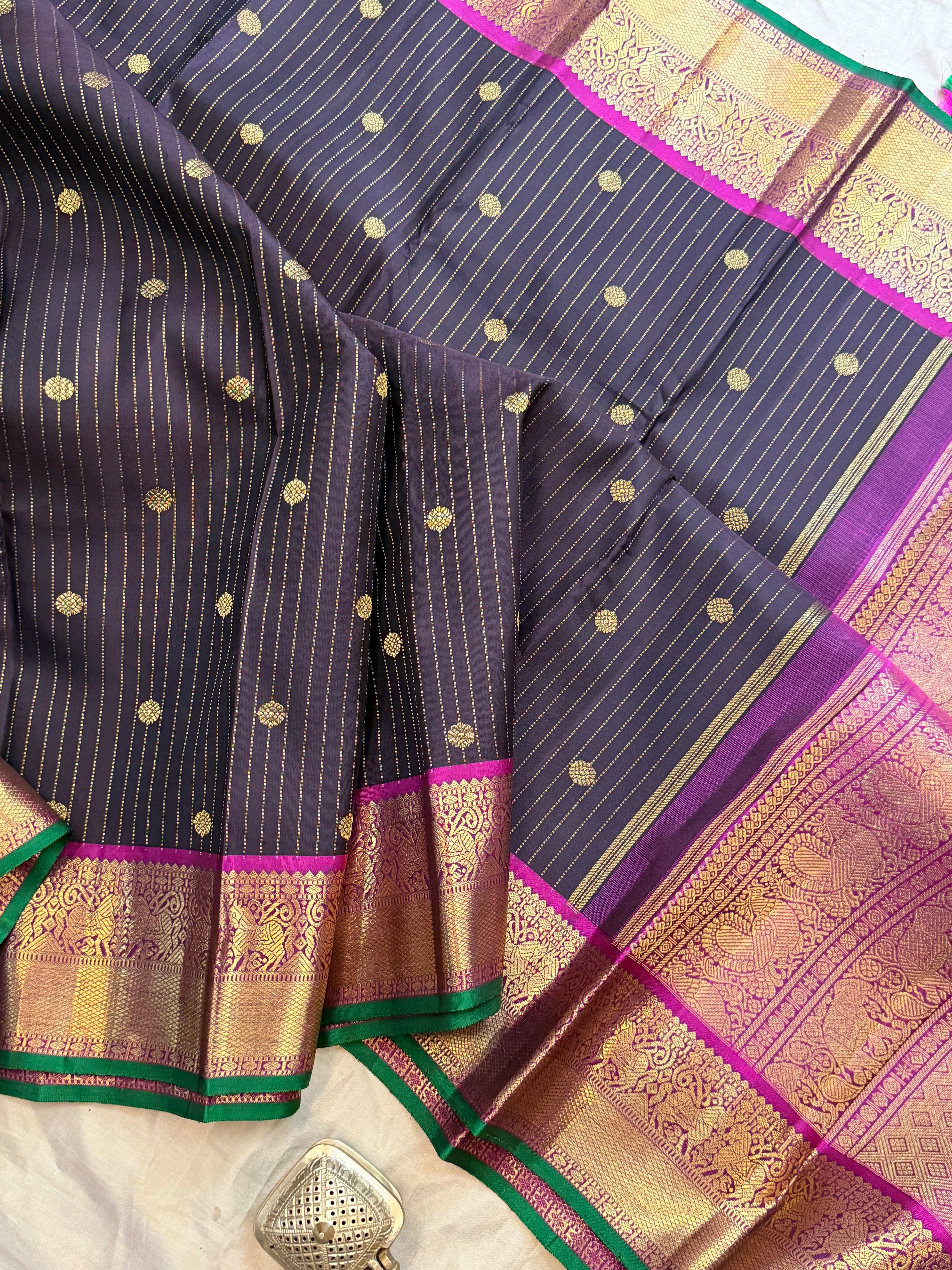 Kanchana oosivanam Butta  / pure Kanjipuram silk
