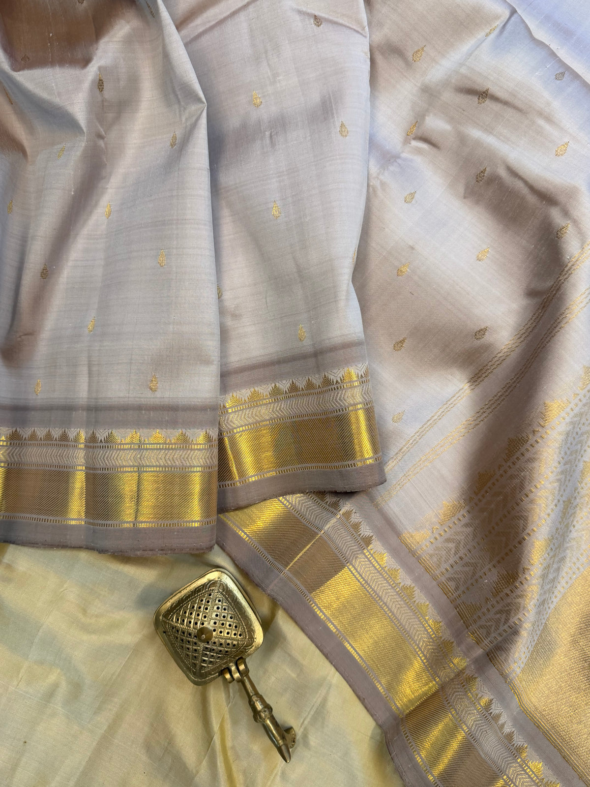 Silver colour body Aarani pure silk saree/ clsa 12067