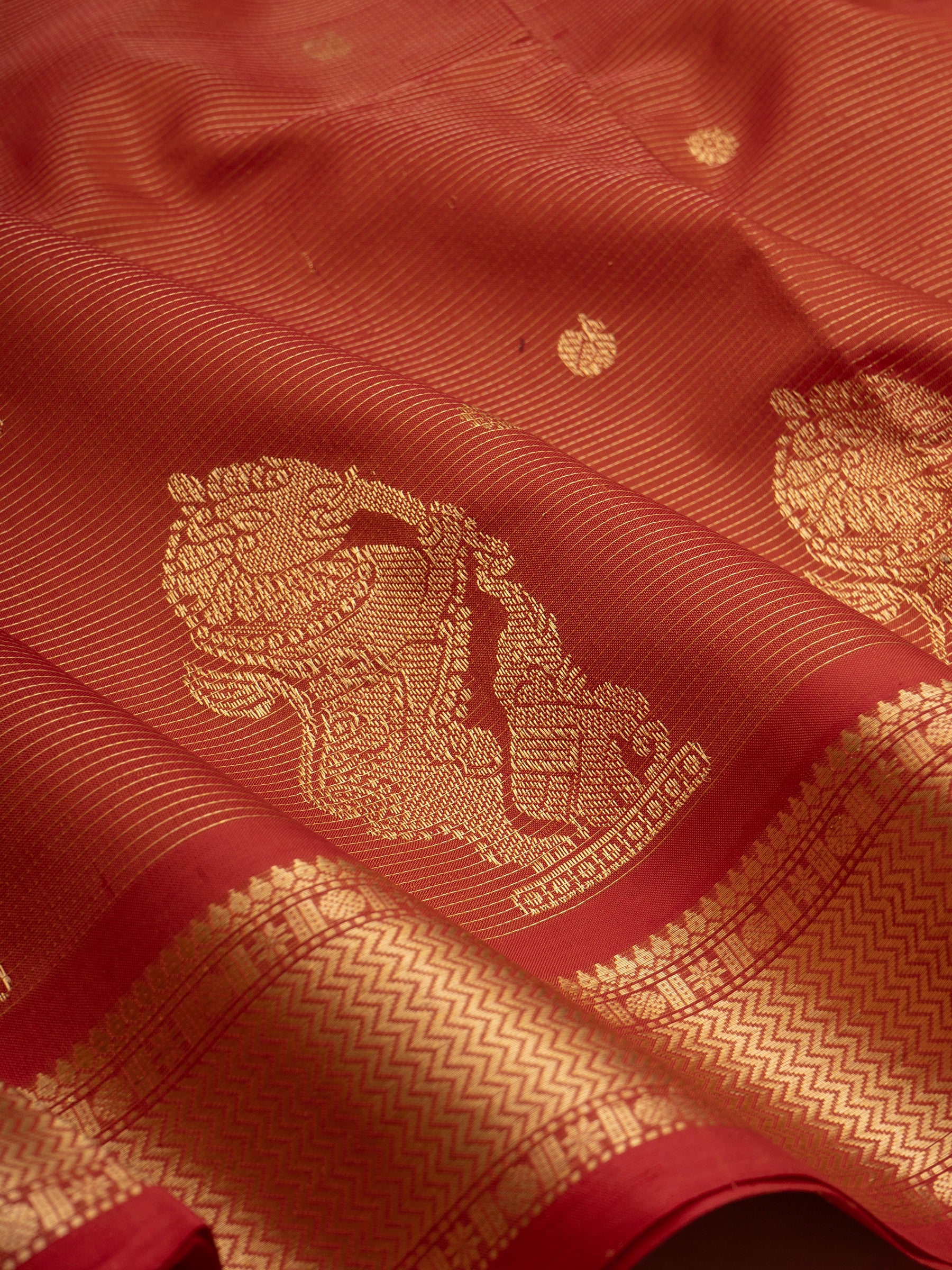 Red shot rust vairaoosi line bettu yazhi butta / Silk Cotton Saree CLSA10475