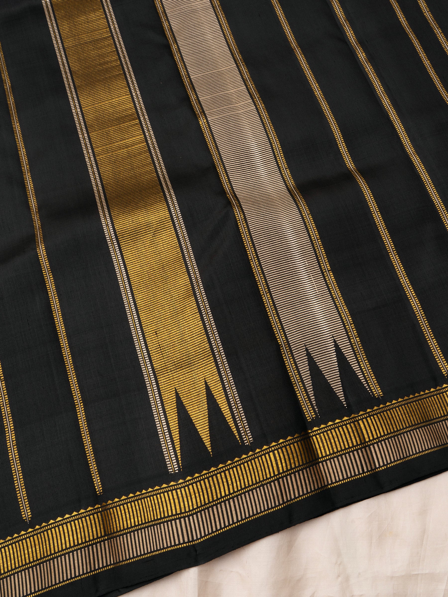 Black retta border corner pallu / Arani Silk CL9930