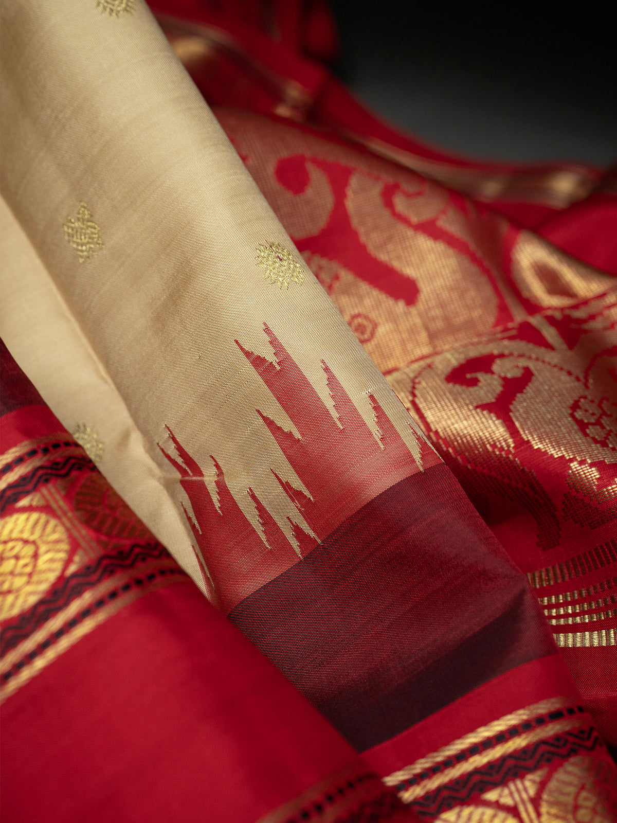 Master weaver offwhite and red rettapet border kai korvai and sorgavasal pallu / Kanjipuram Silk Saree CLSA2234