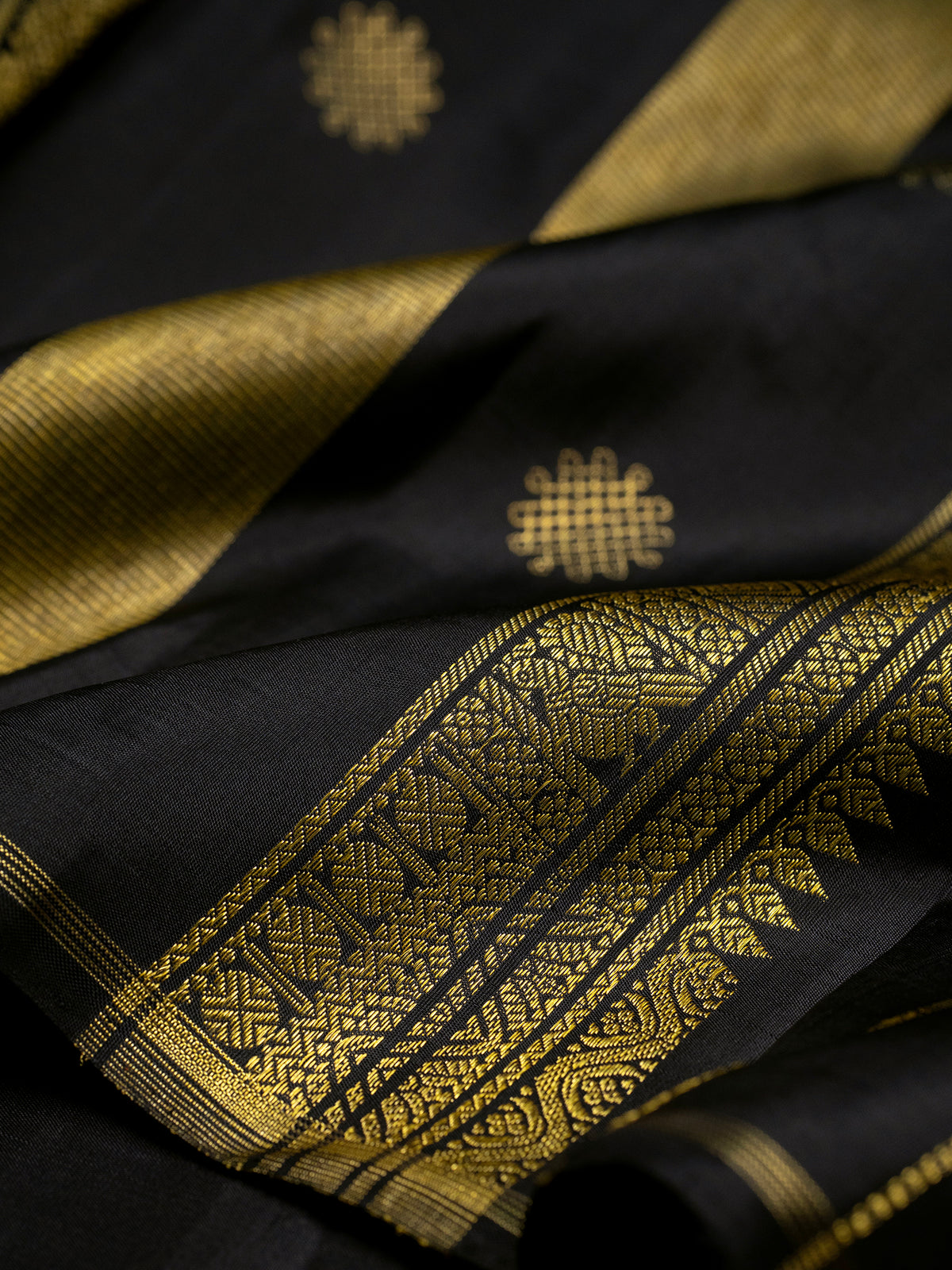 Black small border 8 kol temple / Kanjipuram Silk Saree CLSA9204