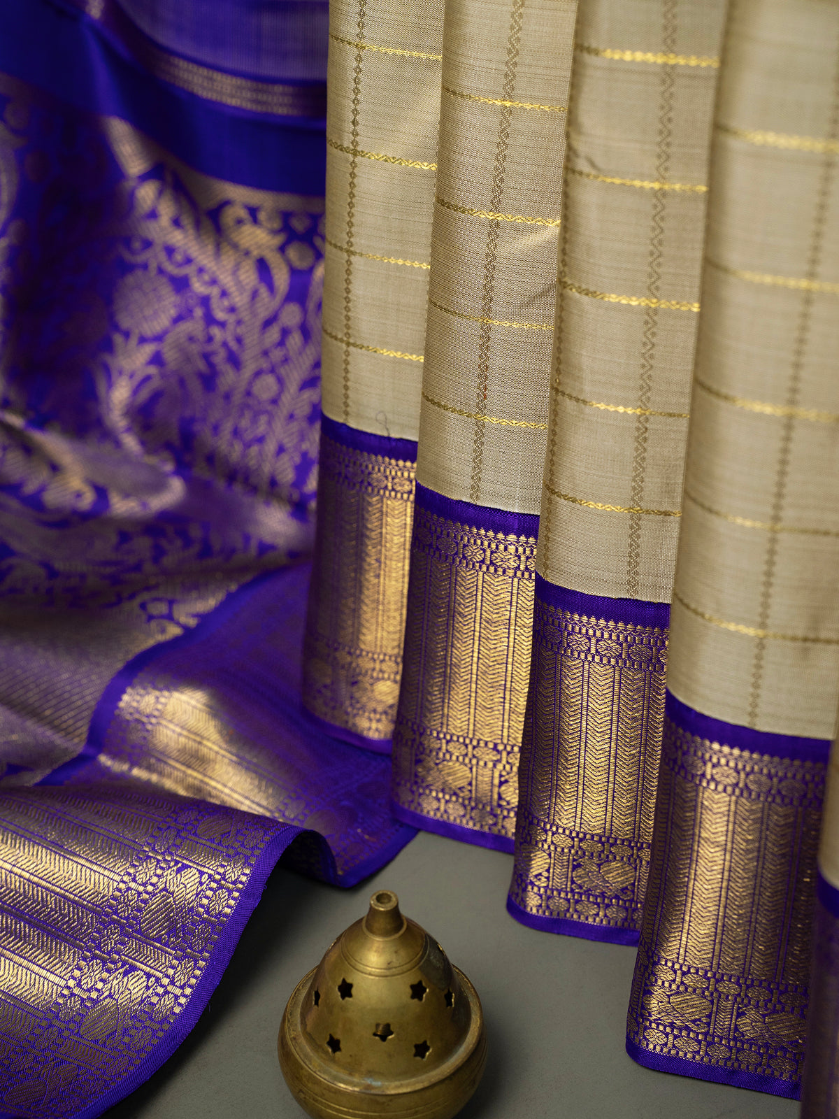 Offwhite shot golden zari kattam and ink blue kai korvai / Kanjipuram Silk Saree CLSA690