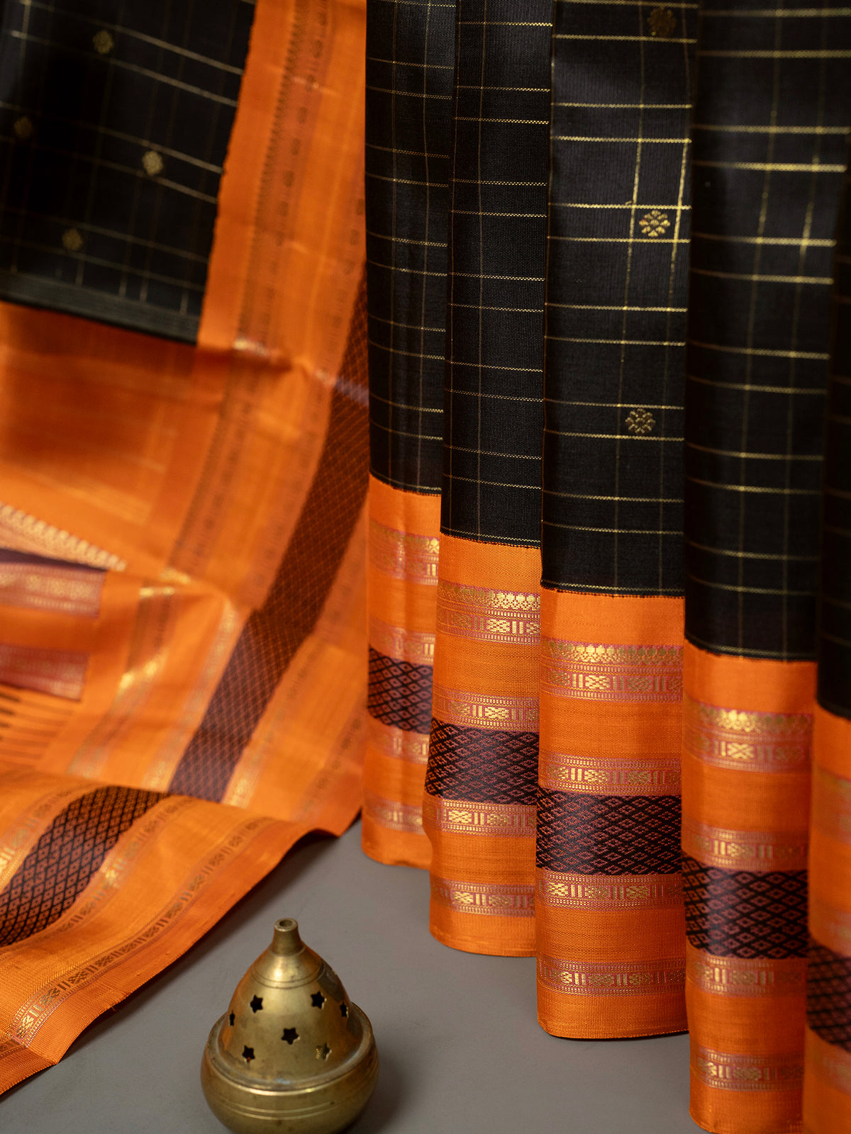 Black vintage kattam butta kai korvai/ Kanjipuram Silk Saree CLSA10773